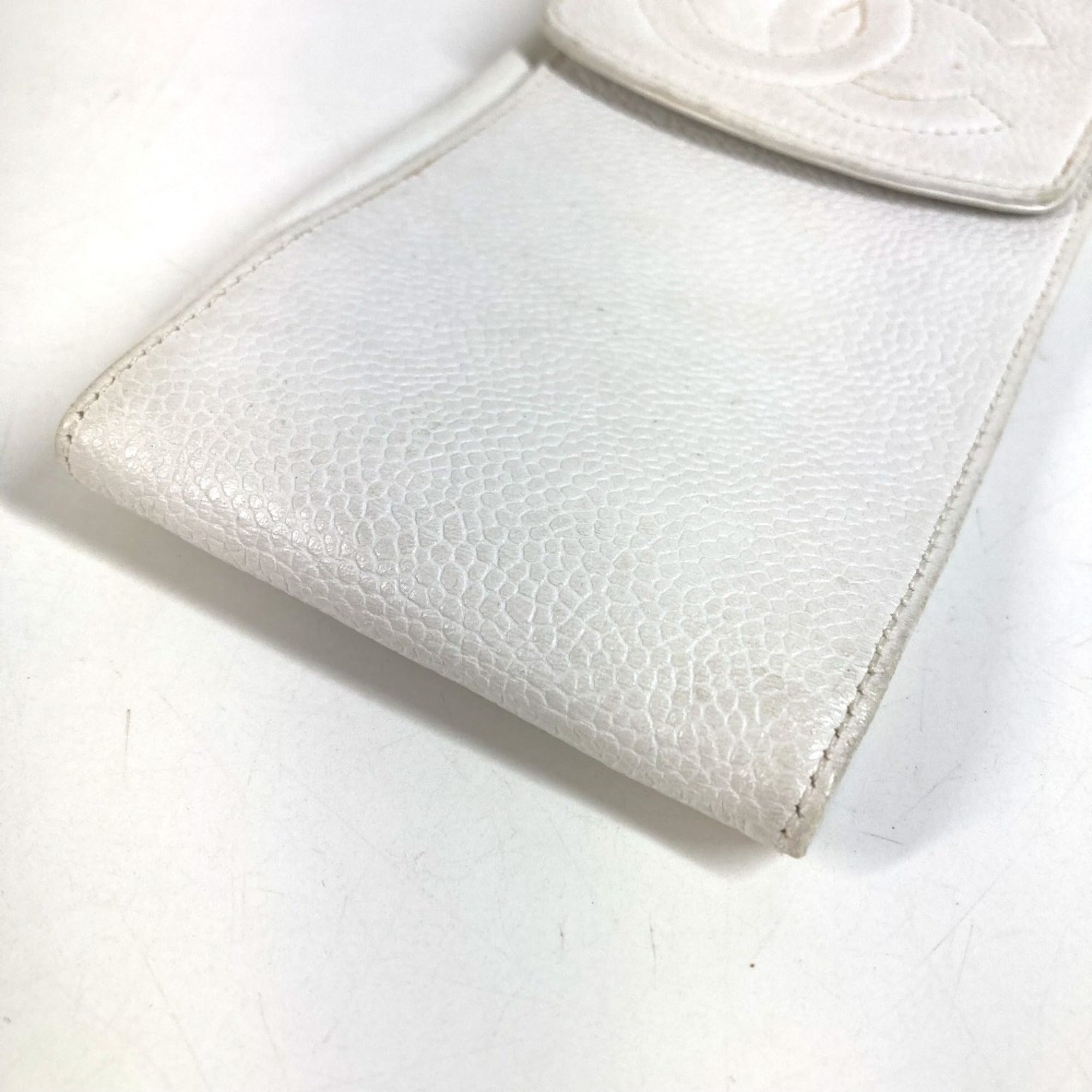 Chanel White Grained Calfskin Phone Wallet (Pre-Owned)