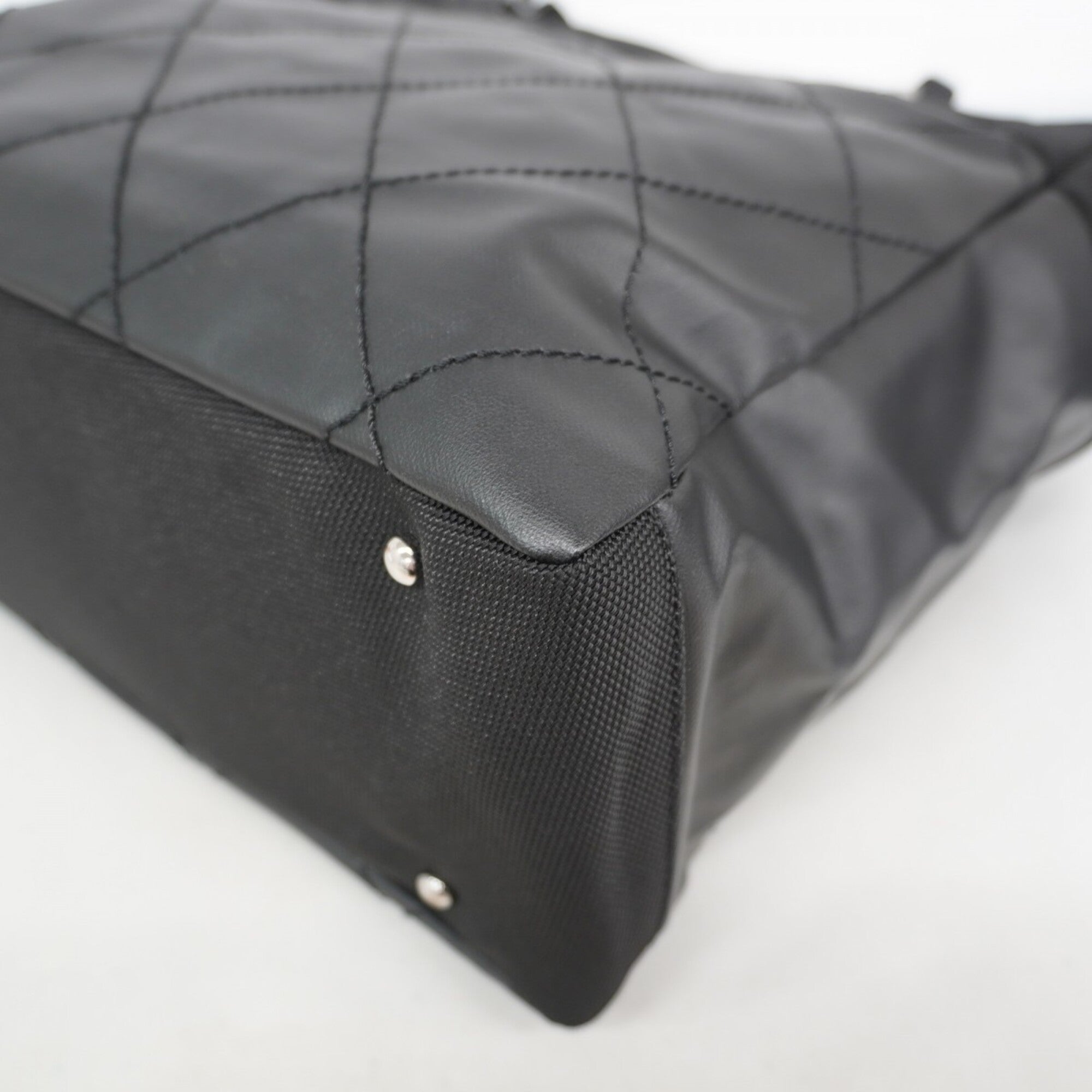 Chanel Black Leather Tote Bag (Pre-Owned)