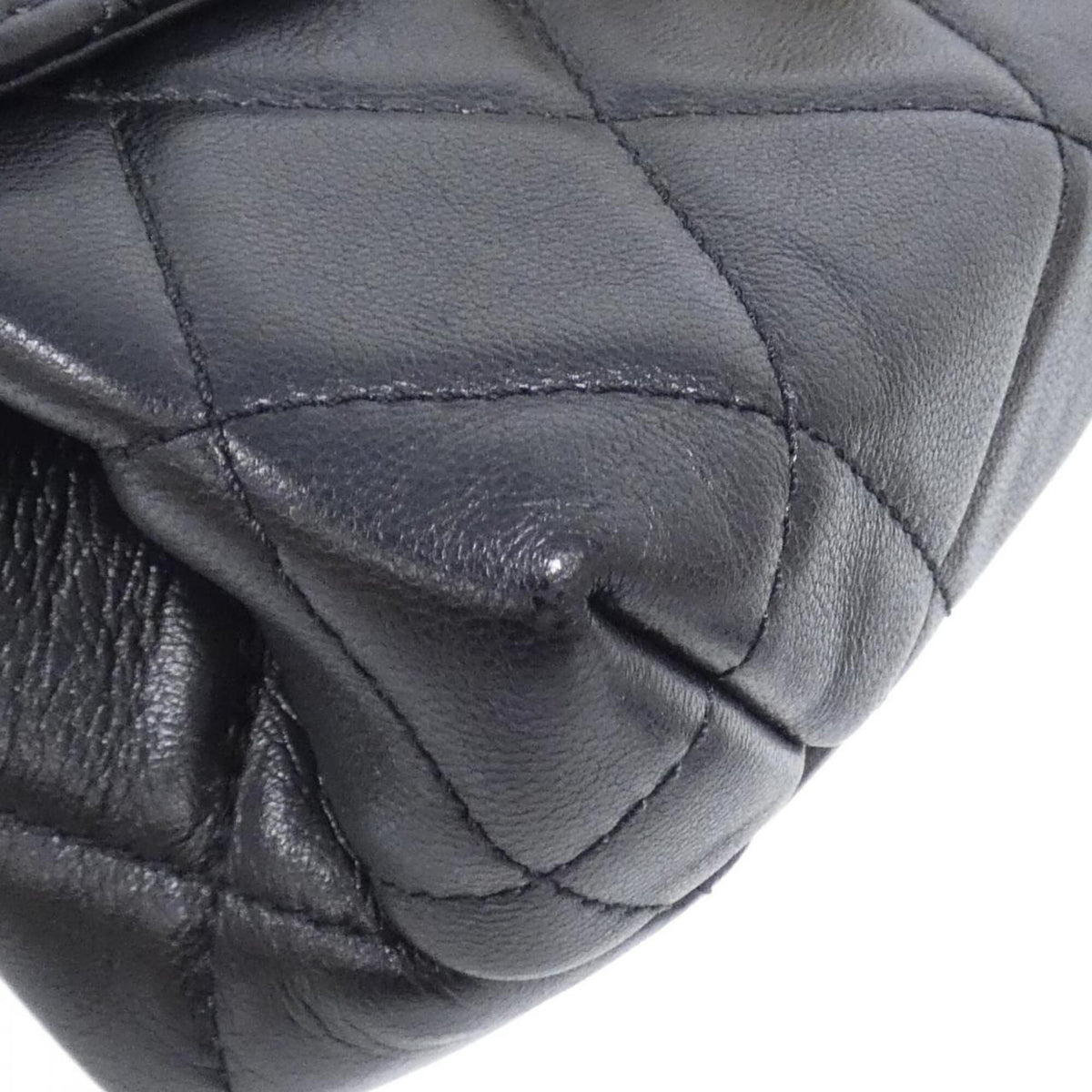 Chanel Black Leather Shoulder Bag (Pre-Owned)