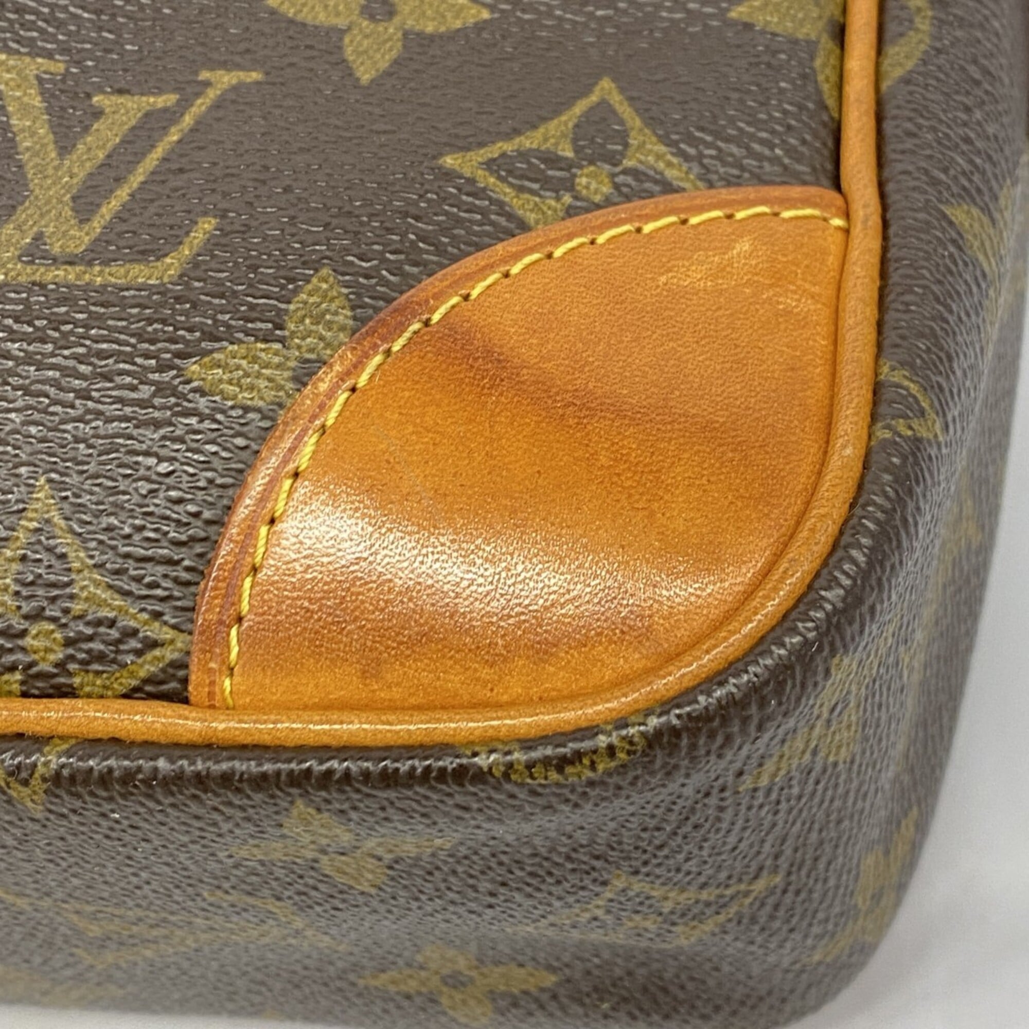 Louis Vuitton Brown Clutch Bag (Pre-Owned)