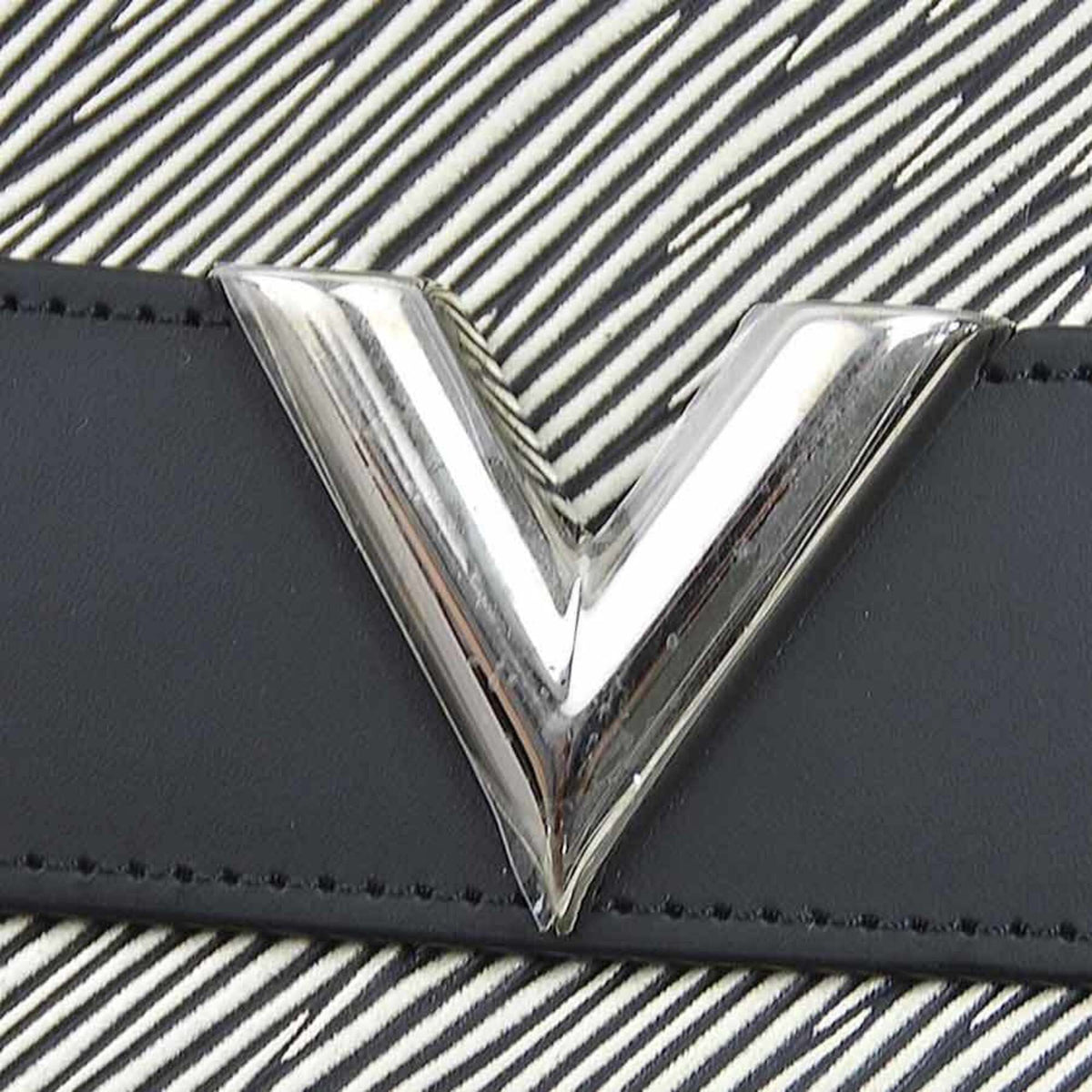 Louis Vuitton Black Silver Epi Leather Clutch Bag Pochette (Pre-Owned)