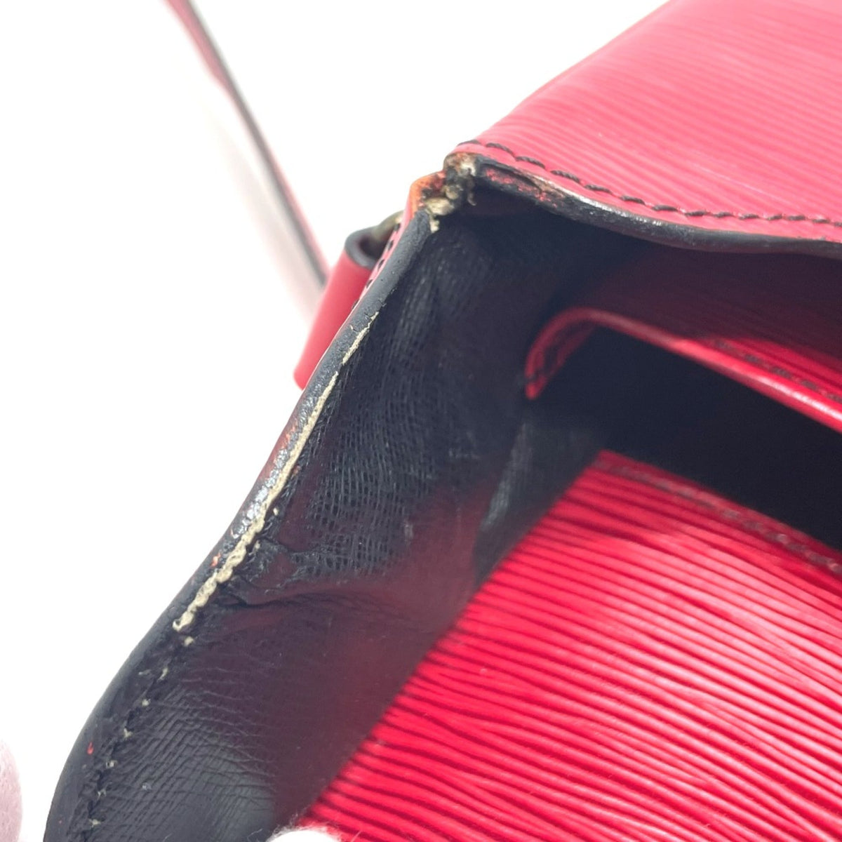 Louis Vuitton Red Leather Shoulder Bag (Pre-Owned)