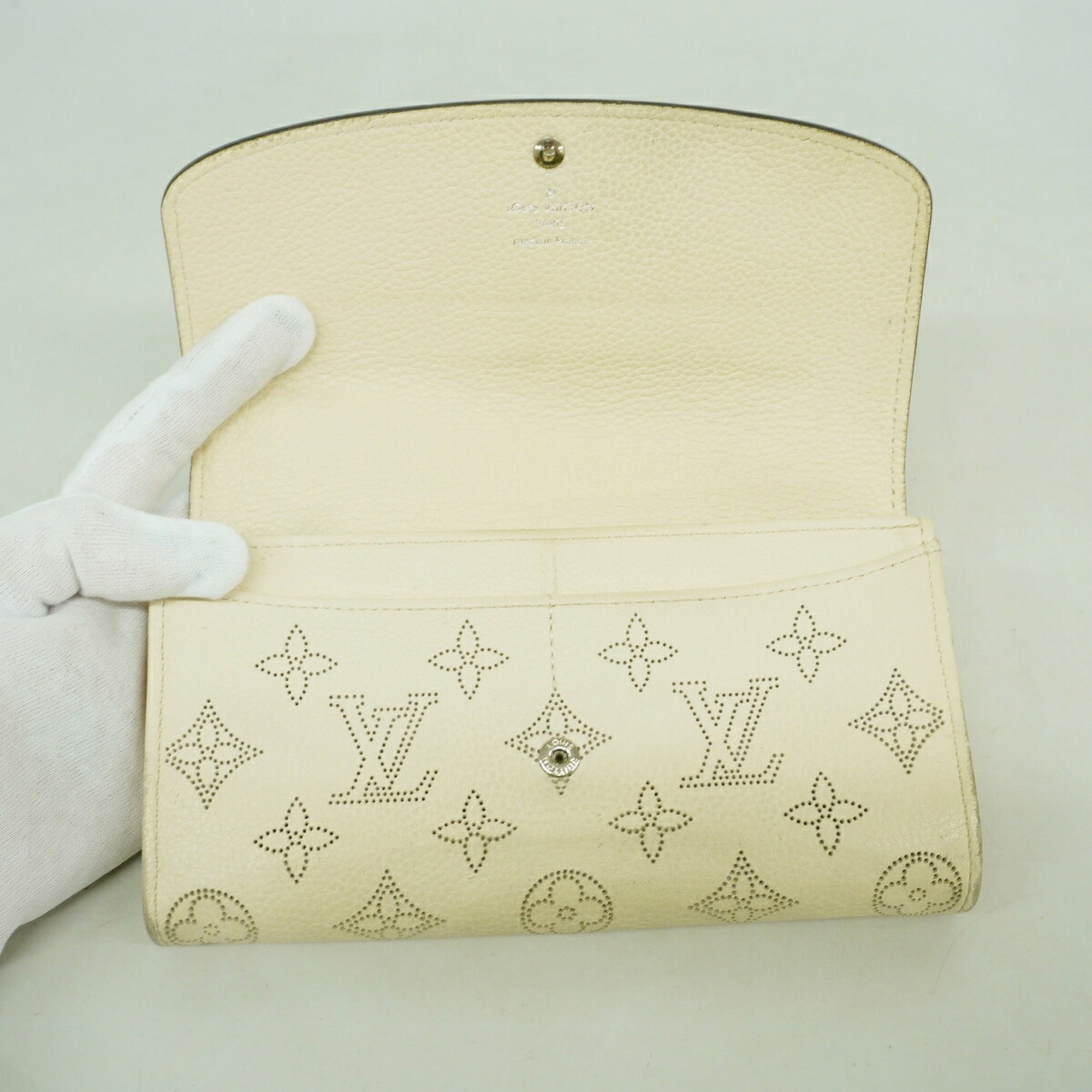Louis Vuitton Lv Off White Long Wallet (Bi-Fold) (Pre-Owned)