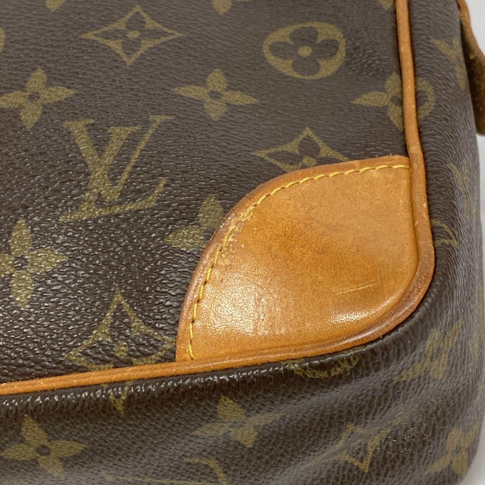 Louis Vuitton Brown Clutch Bag (Pre-Owned)