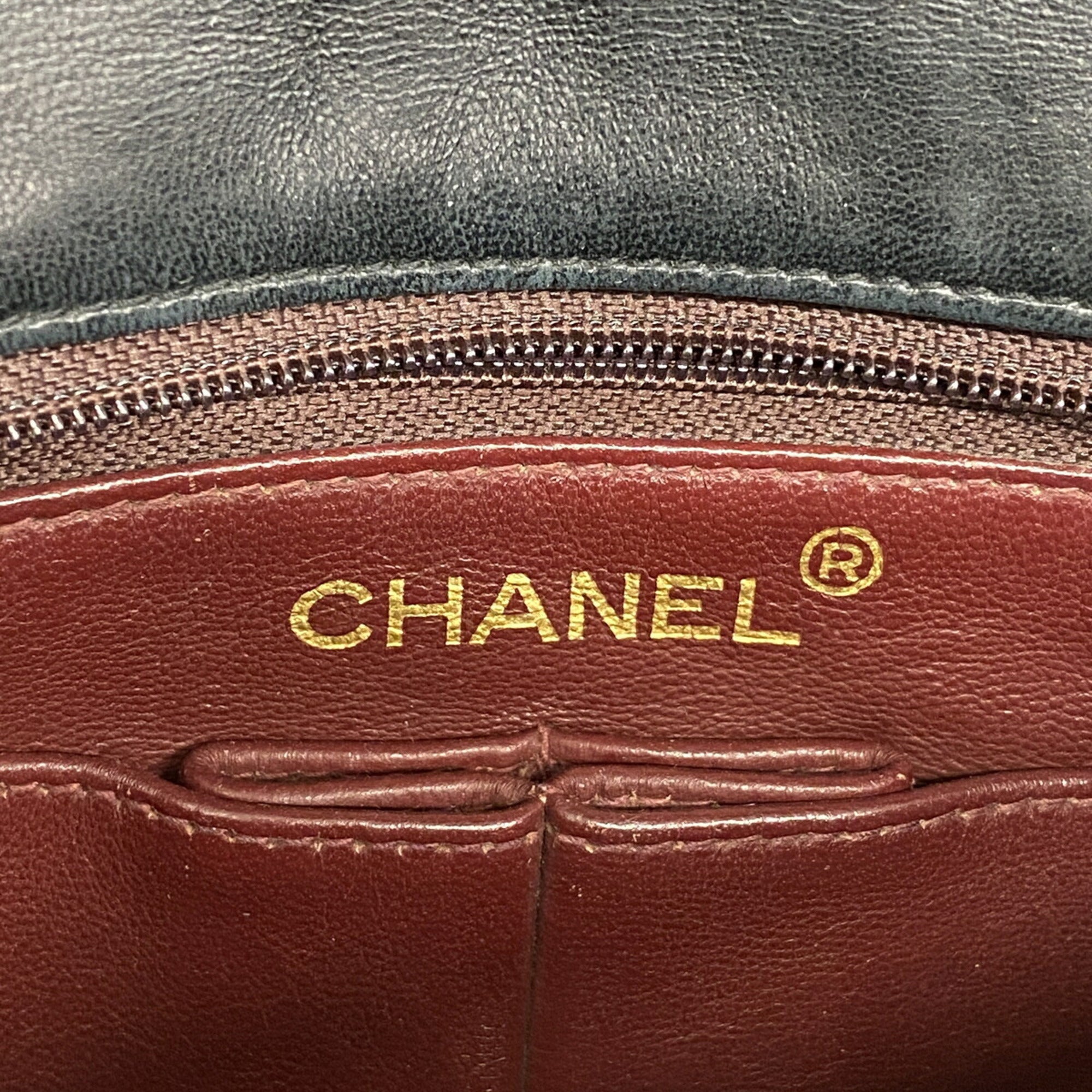 Chanel Black Leather Shoulder Bag (Pre-Owned)