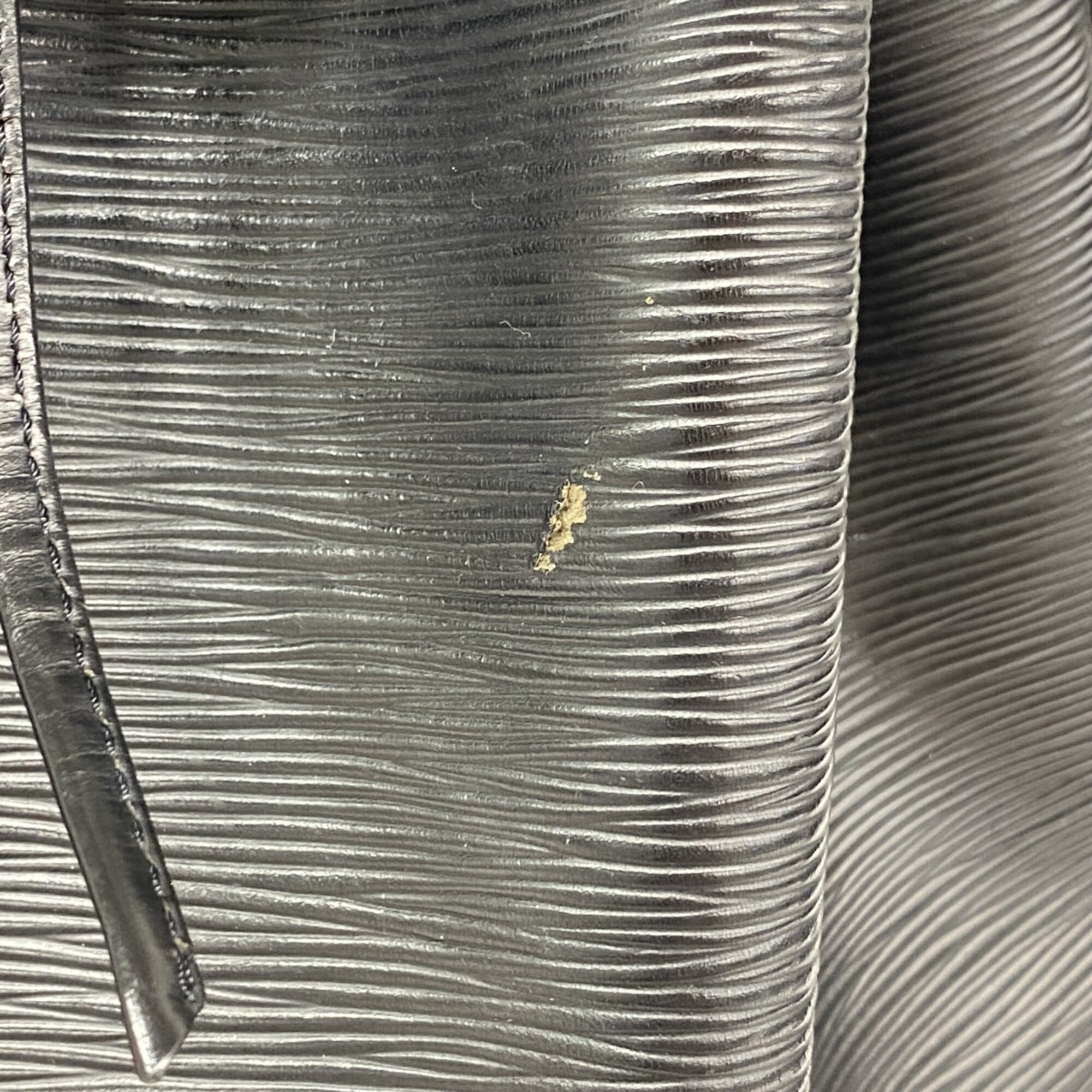 Louis Vuitton Noir Shoulder Bag (Pre-Owned)