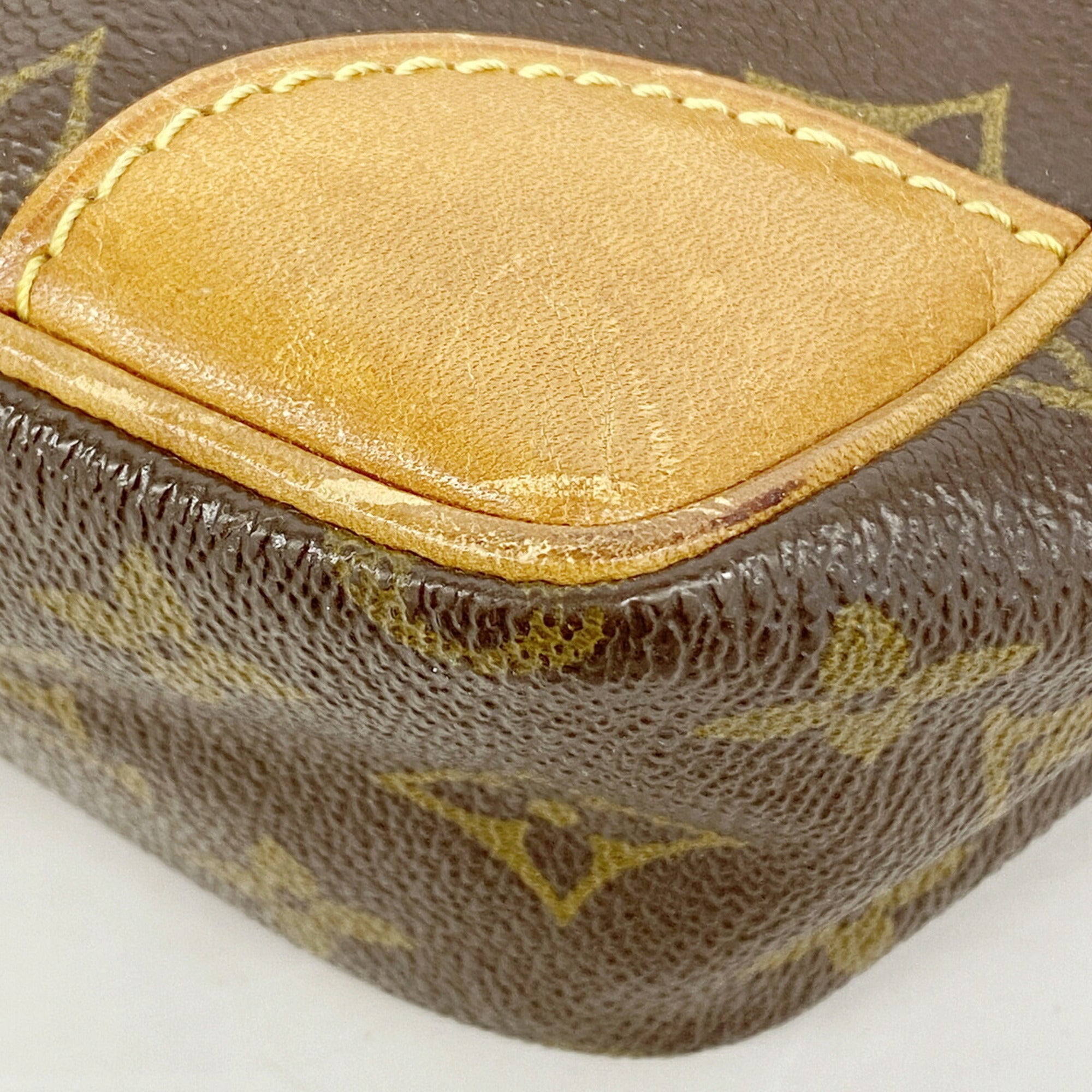 Louis Vuitton Brown Shoulder Bag (Pre-Owned)