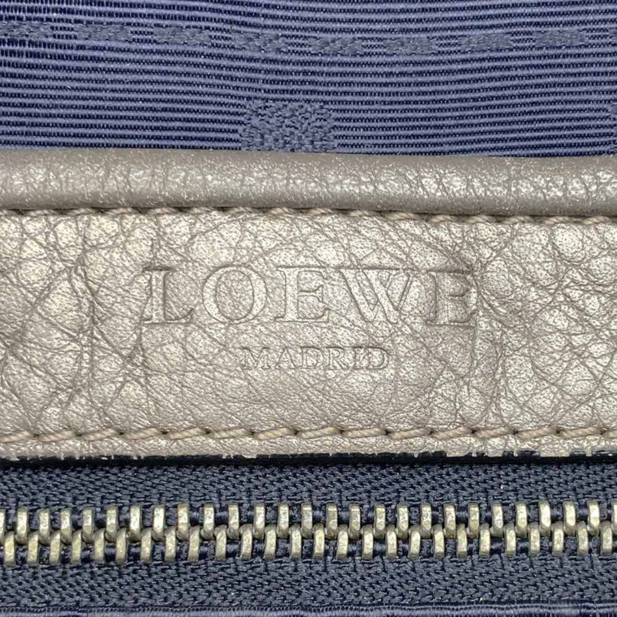 Loewe Metallic Silver Leather Shoulder Bag (Pre-Owned)