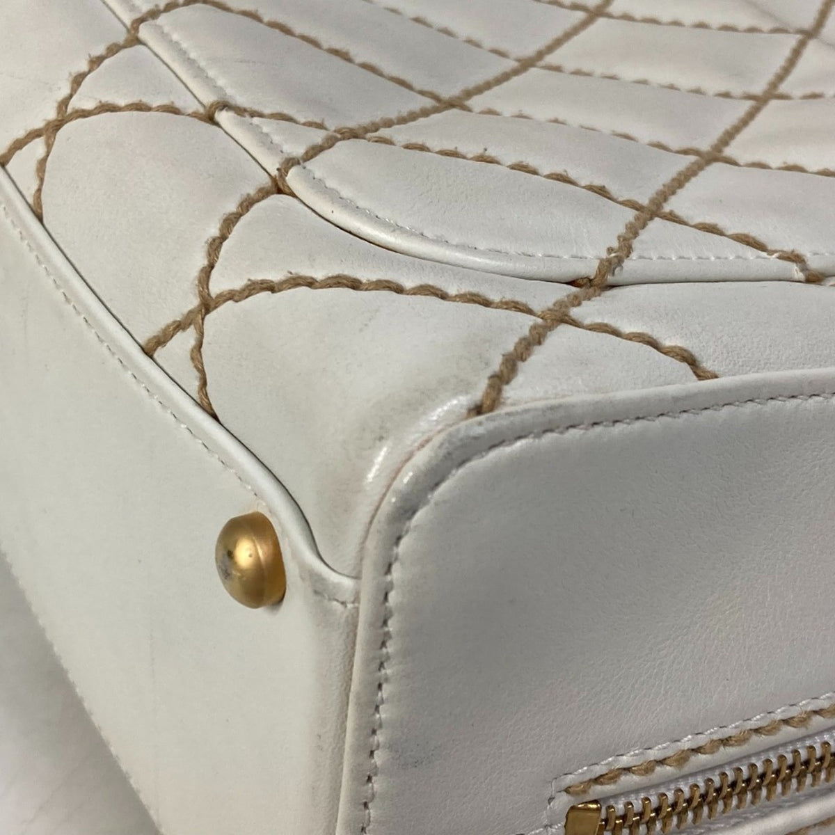 Chanel White Leather Handbag (Pre-Owned)
