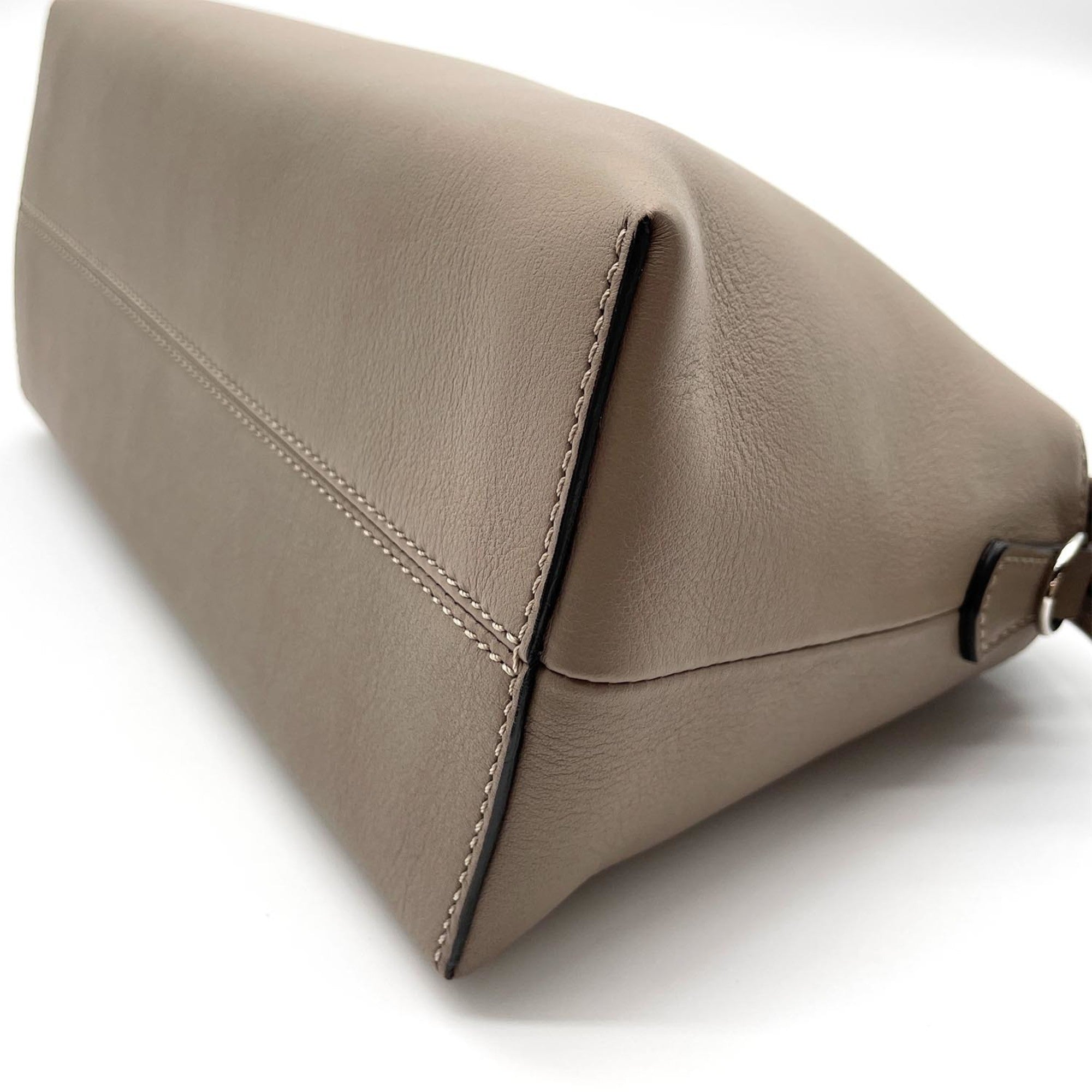 Fendi Beige Leather Shoulder Bag (Pre-Owned)