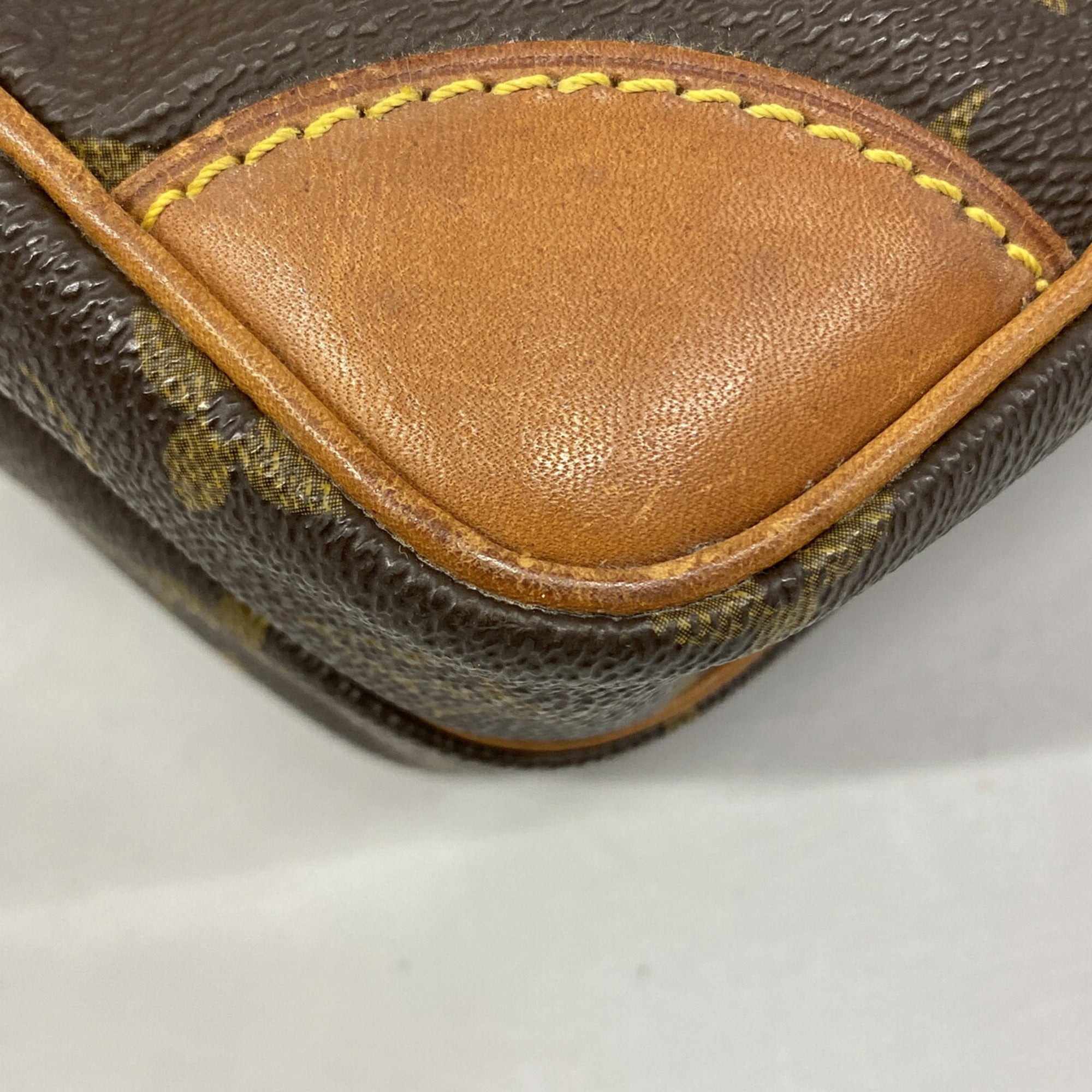 Louis Vuitton Brown Shoulder Bag (Pre-Owned)