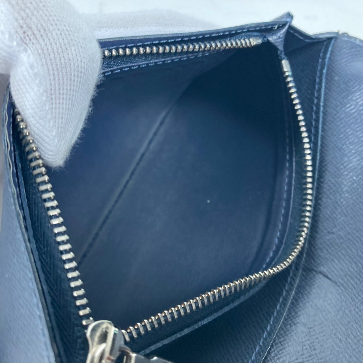 Louis Vuitton Navy Taiga Leather Long Wallet (Bi-Fold) (Pre-Owned)