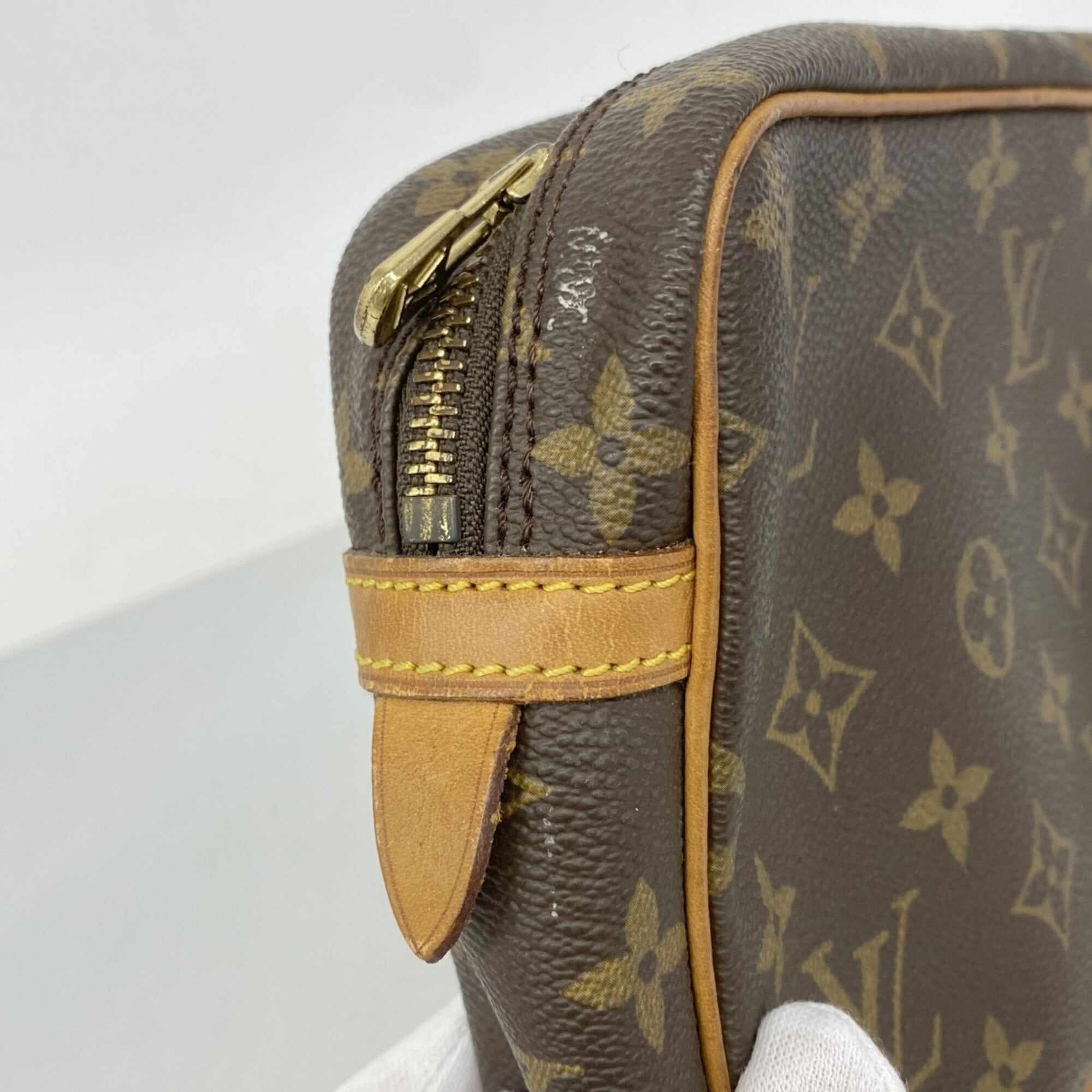 Louis Vuitton Brown Clutch Bag (Pre-Owned)