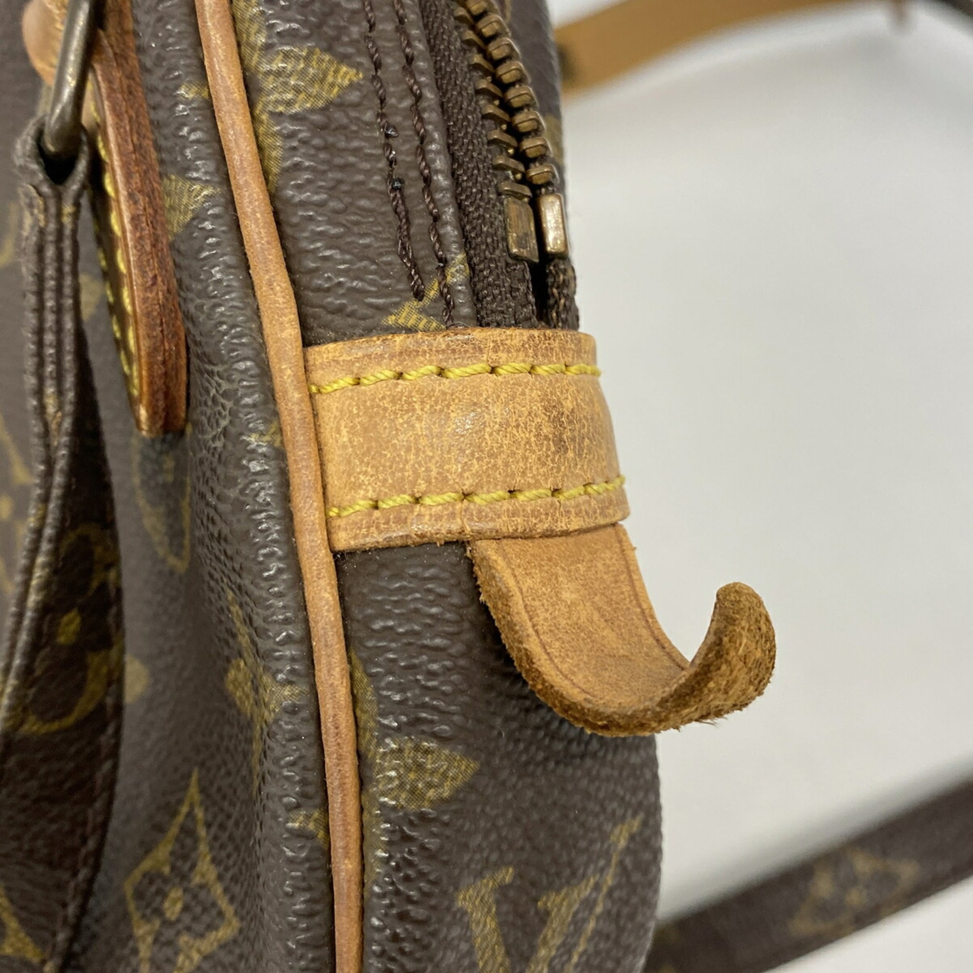 Louis Vuitton Brown Shoulder Bag (Pre-Owned)