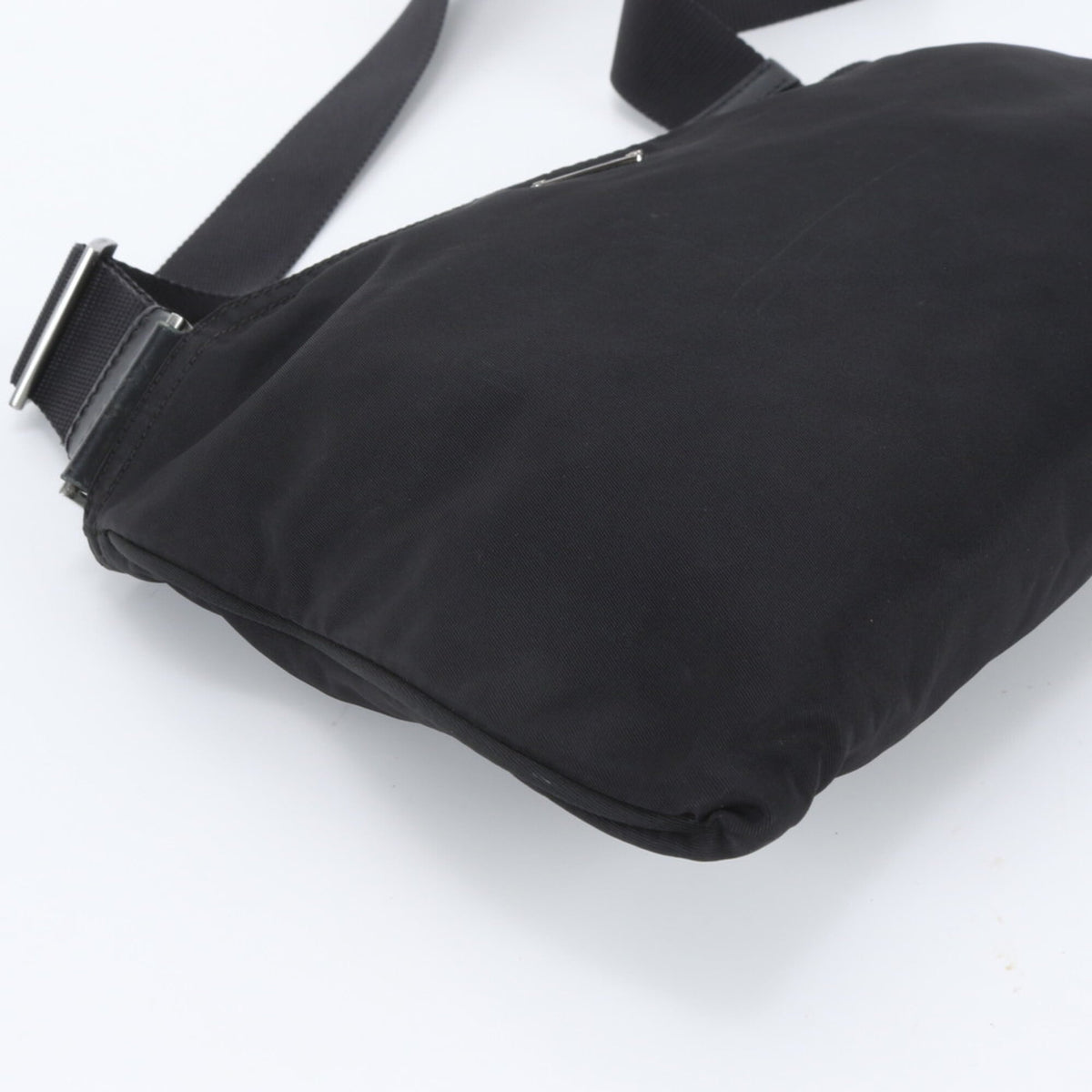 Prada Black Leather Nylon Messenger Bag Shoulder Bag (Pre-Owned)