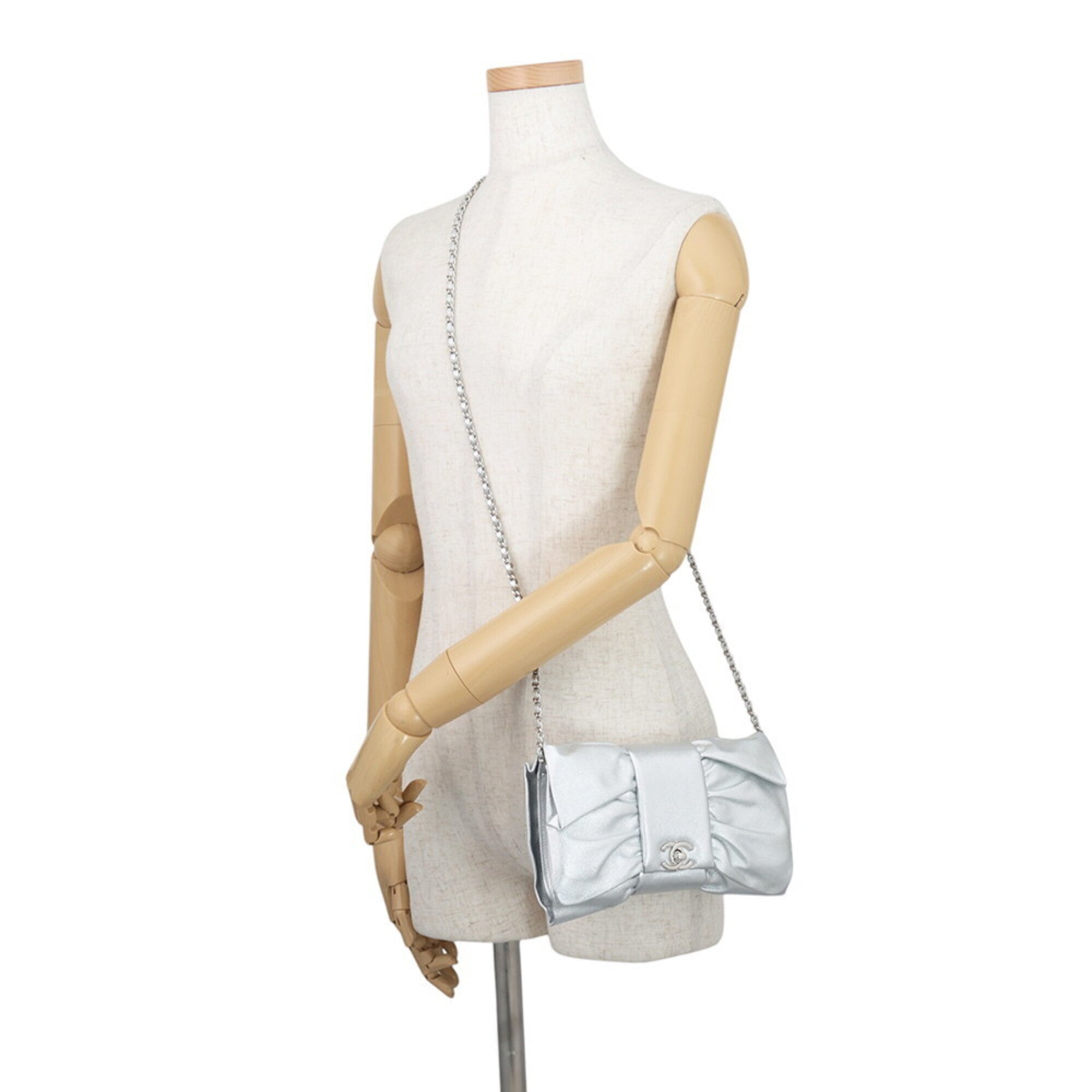 Chanel Silver Leather Handbag Shoulder Bag (Pre-Owned)