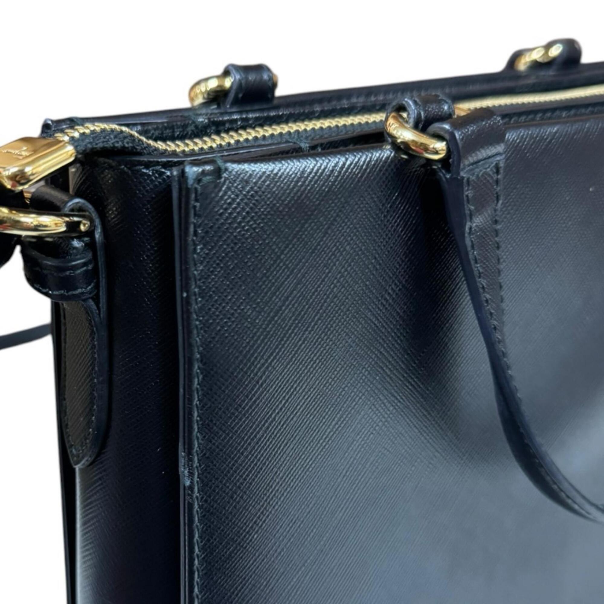 Salvatore Ferragamo Black Leather Shoulder Bag (Pre-Owned)