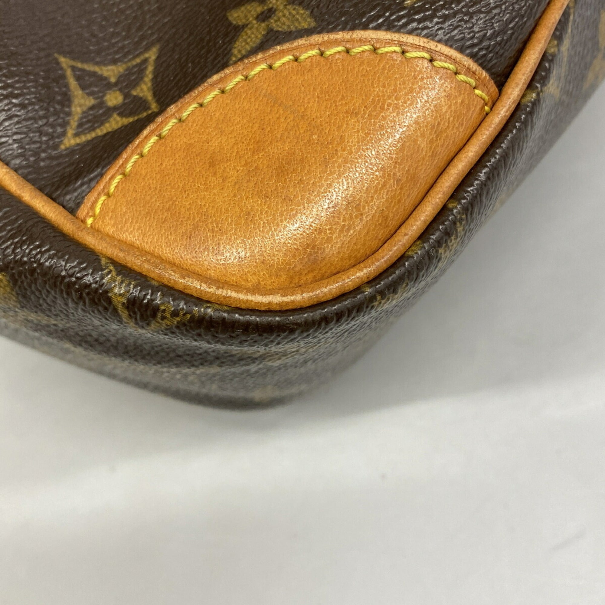 Louis Vuitton Brown Shoulder Bag (Pre-Owned)