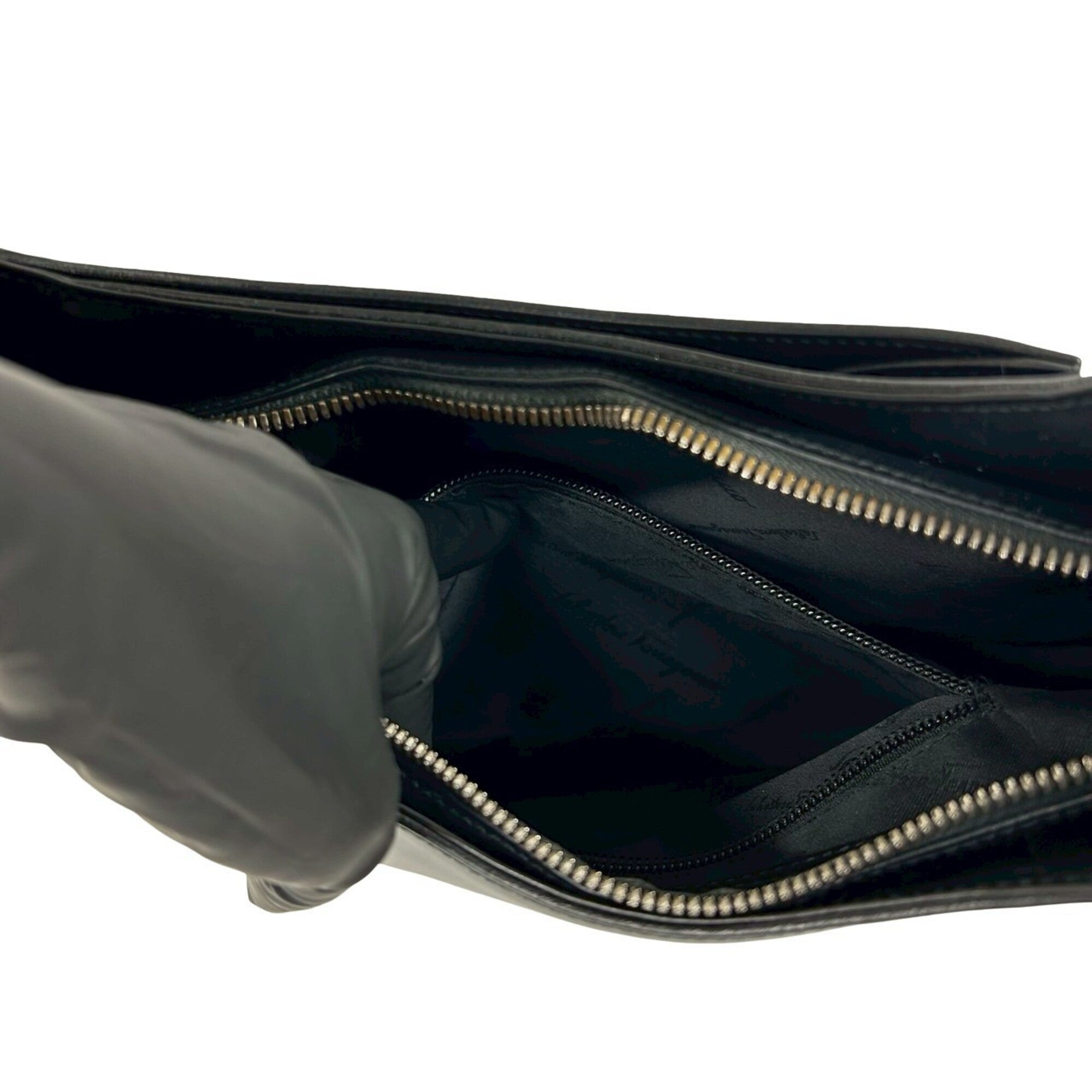 Salvatore Ferragamo Black Leather Shoulder Bag (Pre-Owned)