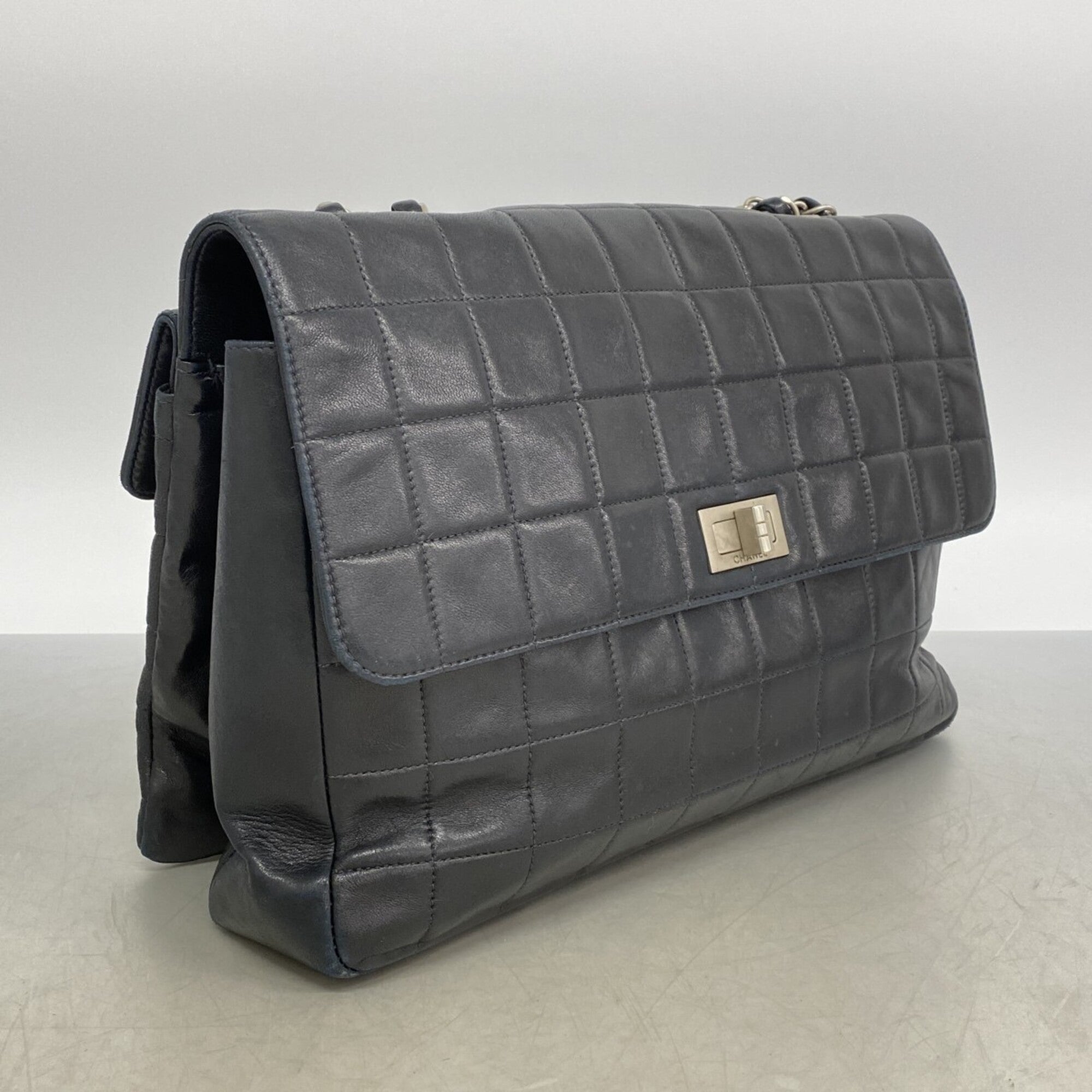 Chanel Black Leather Shoulder Bag (Pre-Owned)