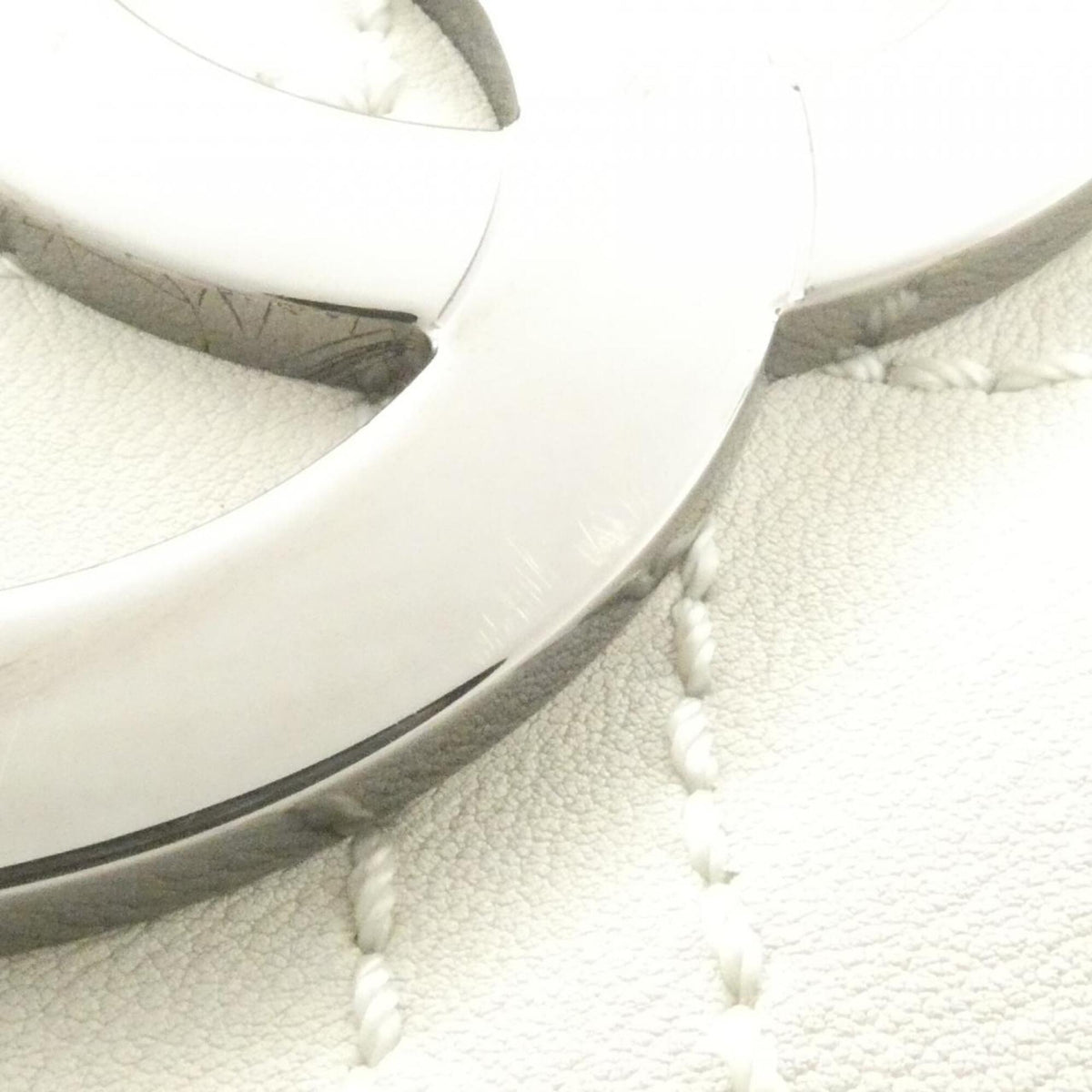 Chanel White Leather Shoulder Bag (Pre-Owned)
