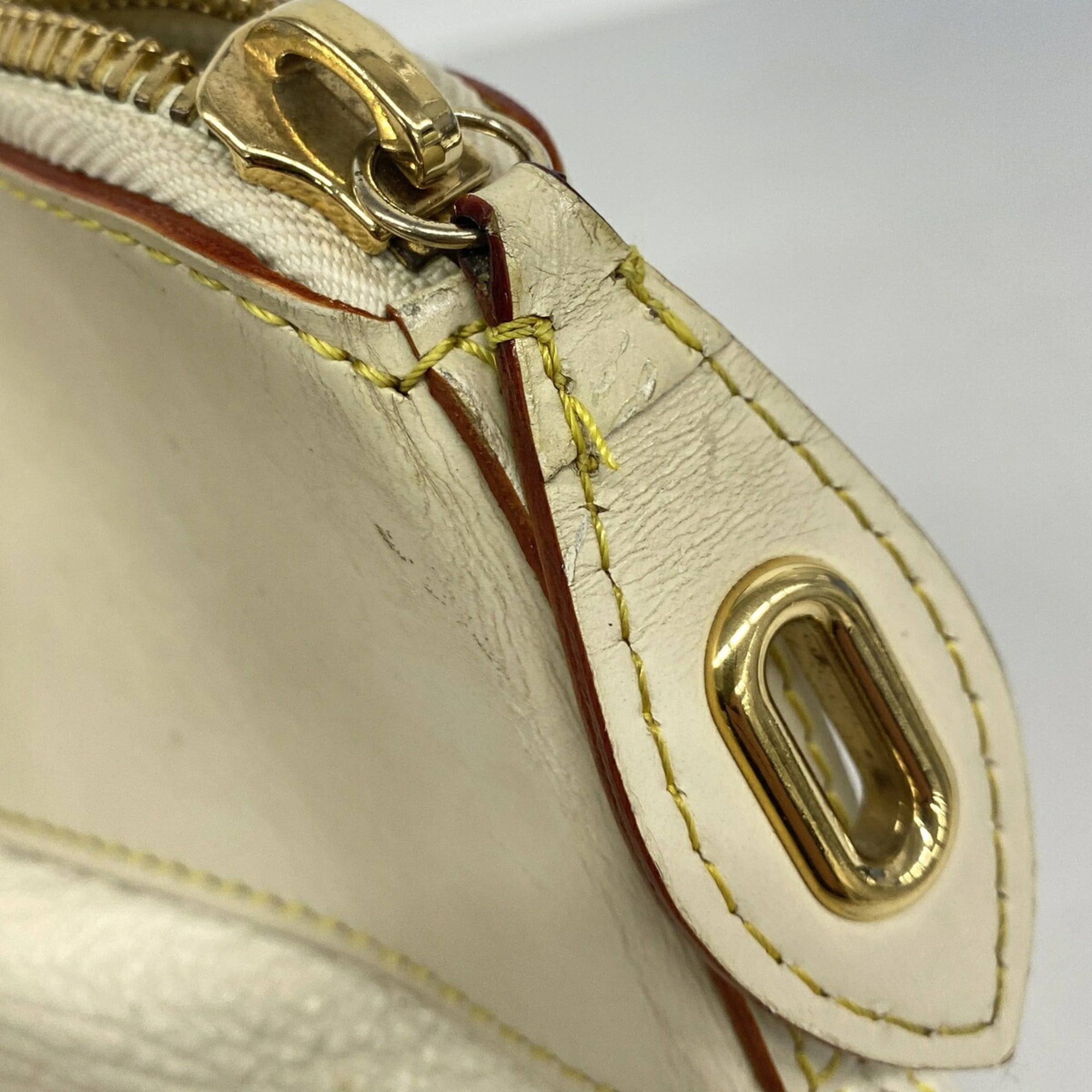 Louis Vuitton Blanc Handbag (Pre-Owned)