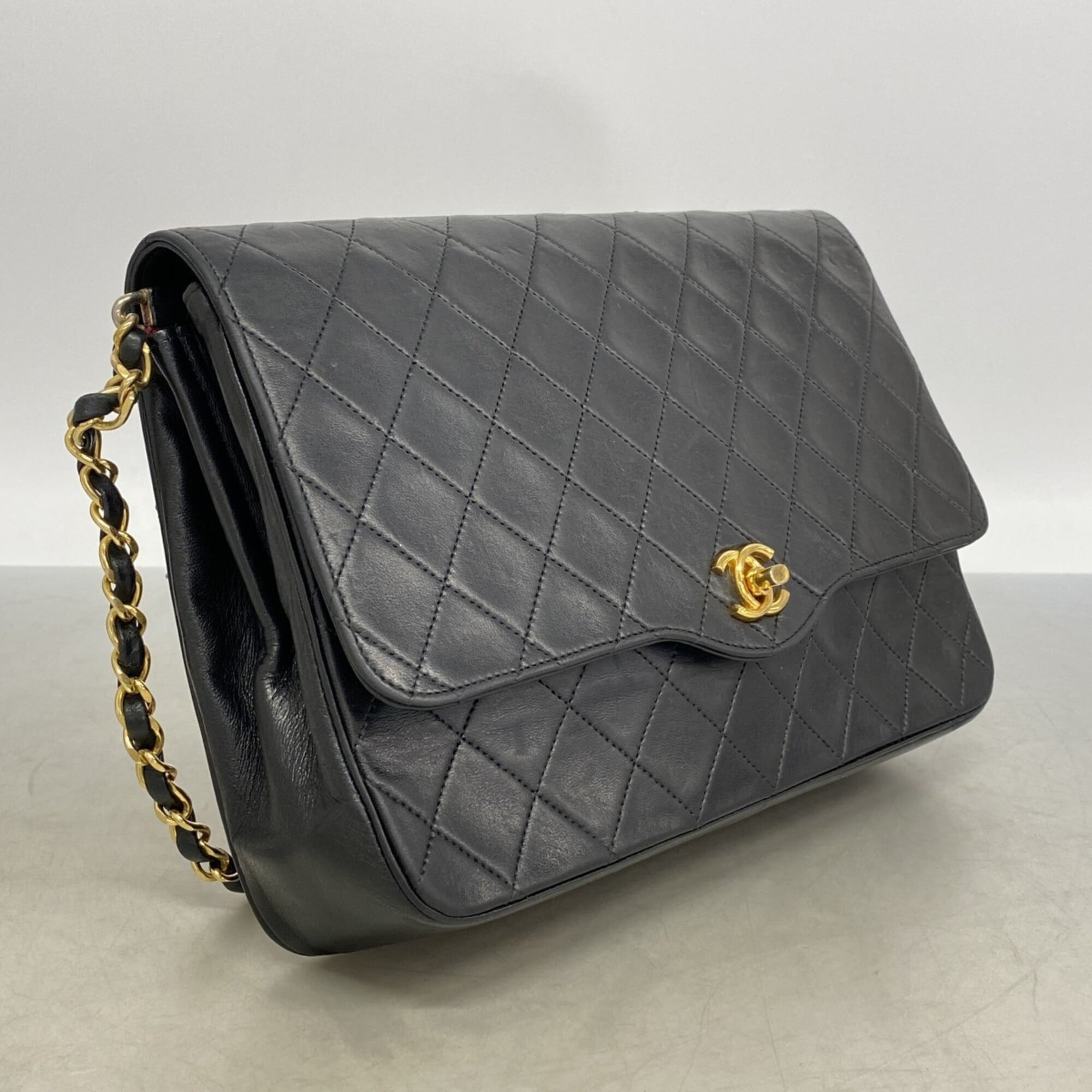 Chanel Black Leather Shoulder Bag (Pre-Owned)