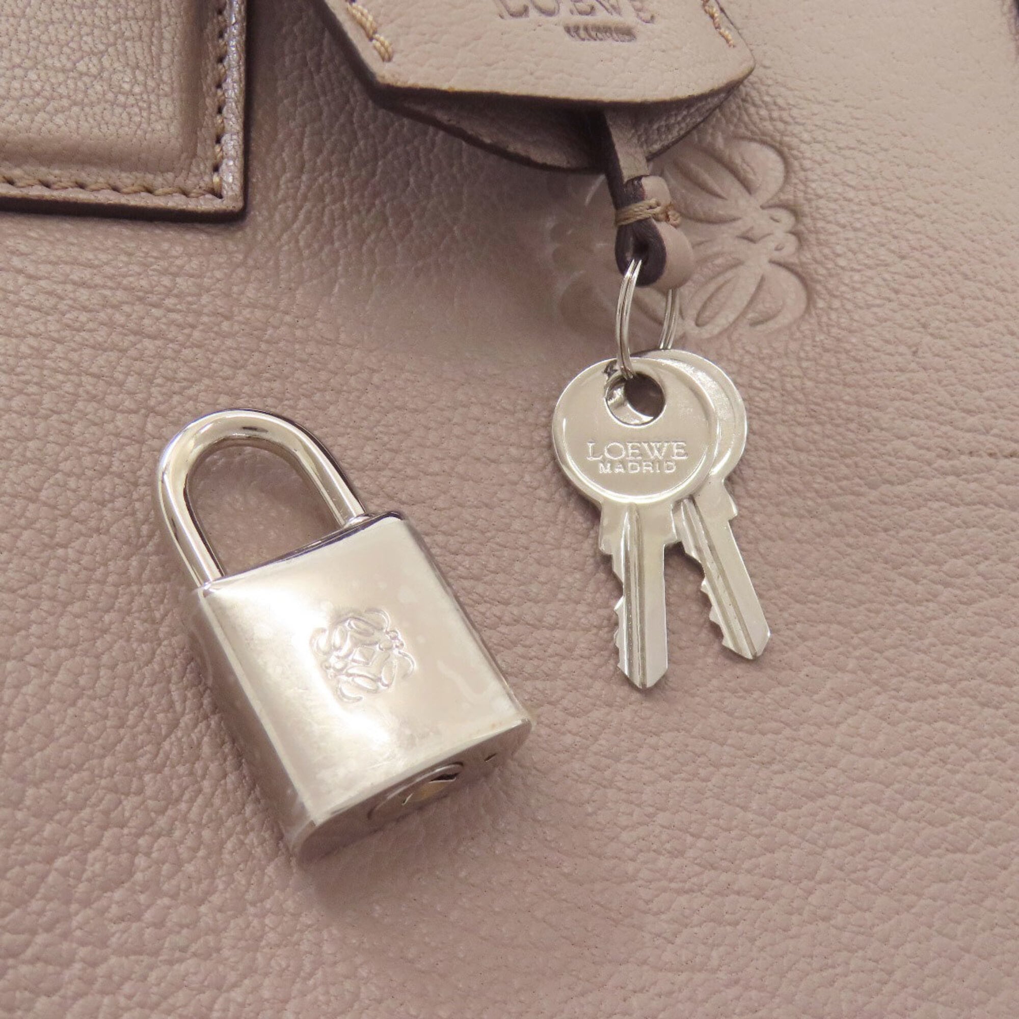 Loewe Grayish Leather Handbag (Pre-Owned)