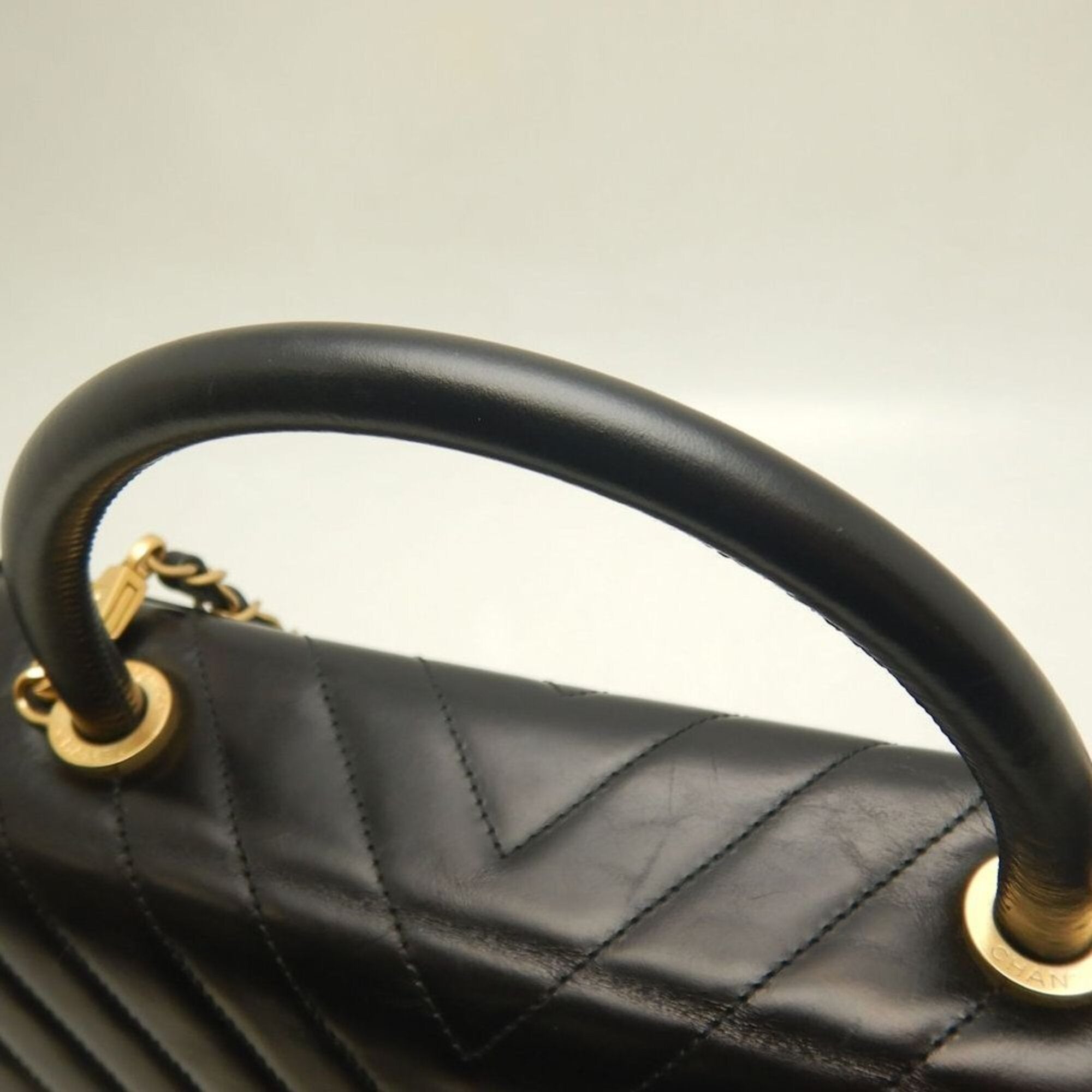 Chanel Black Leather Handbag (Pre-Owned)