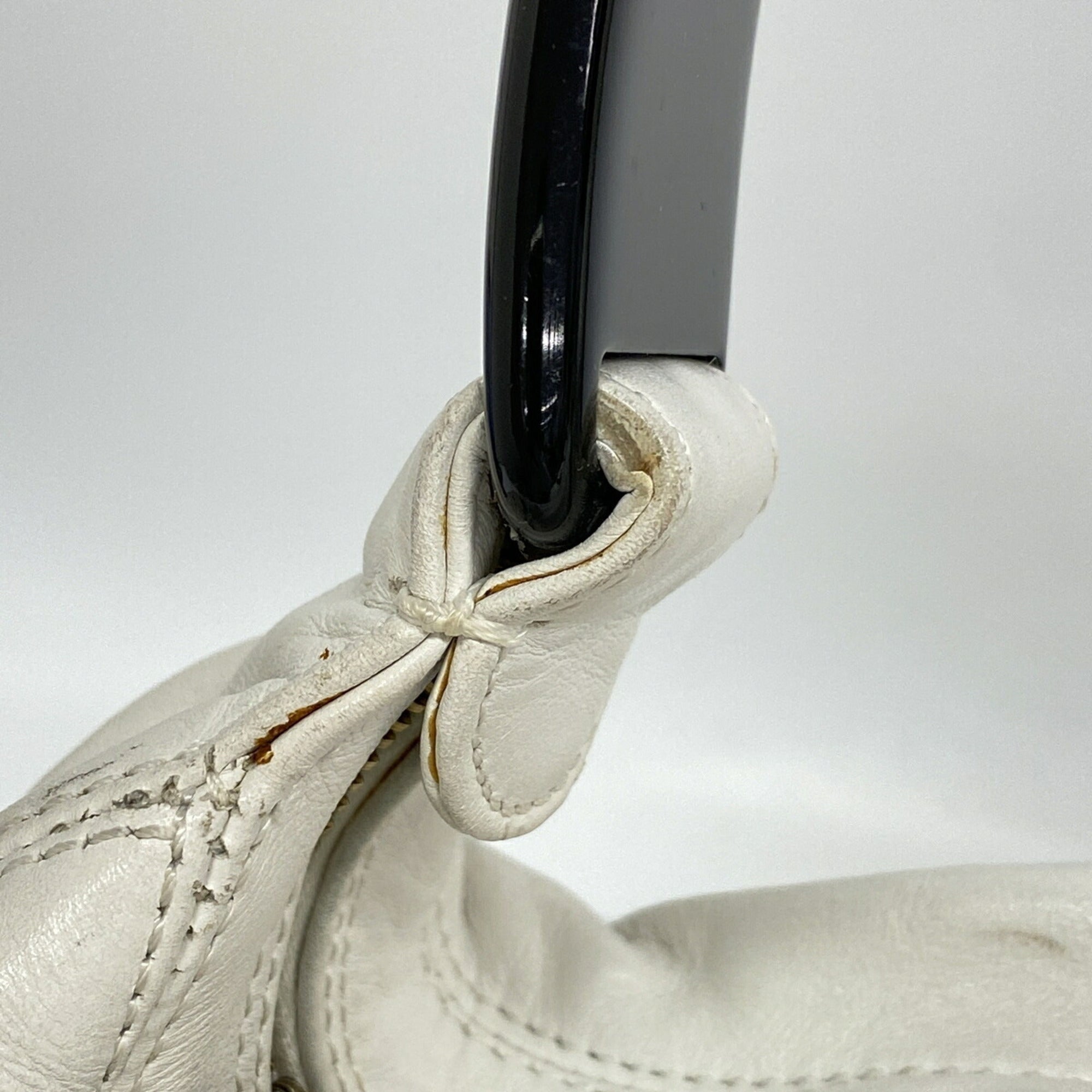 Chanel White Leather Shoulder Bag (Pre-Owned)