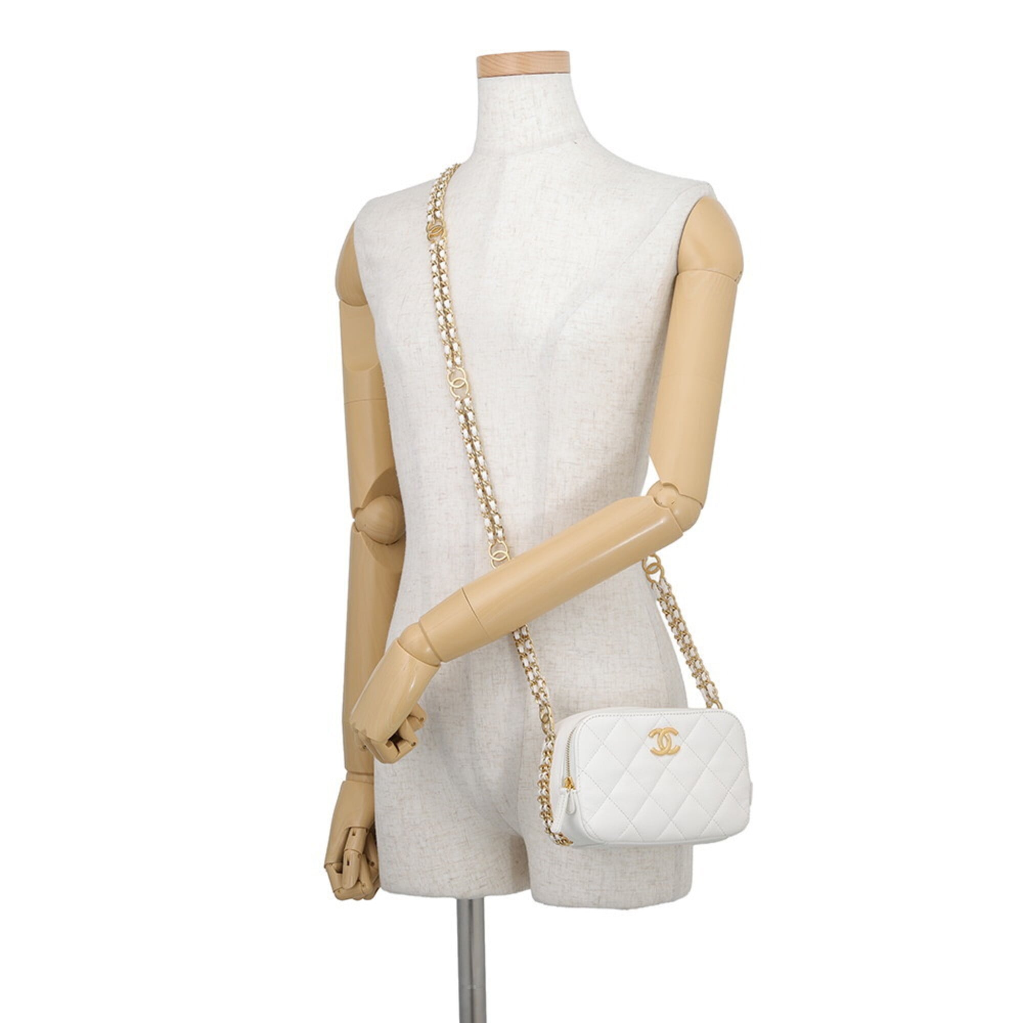 Chanel Matelasse White Grained Calfskin Shoulder Bag (Pre-Owned)