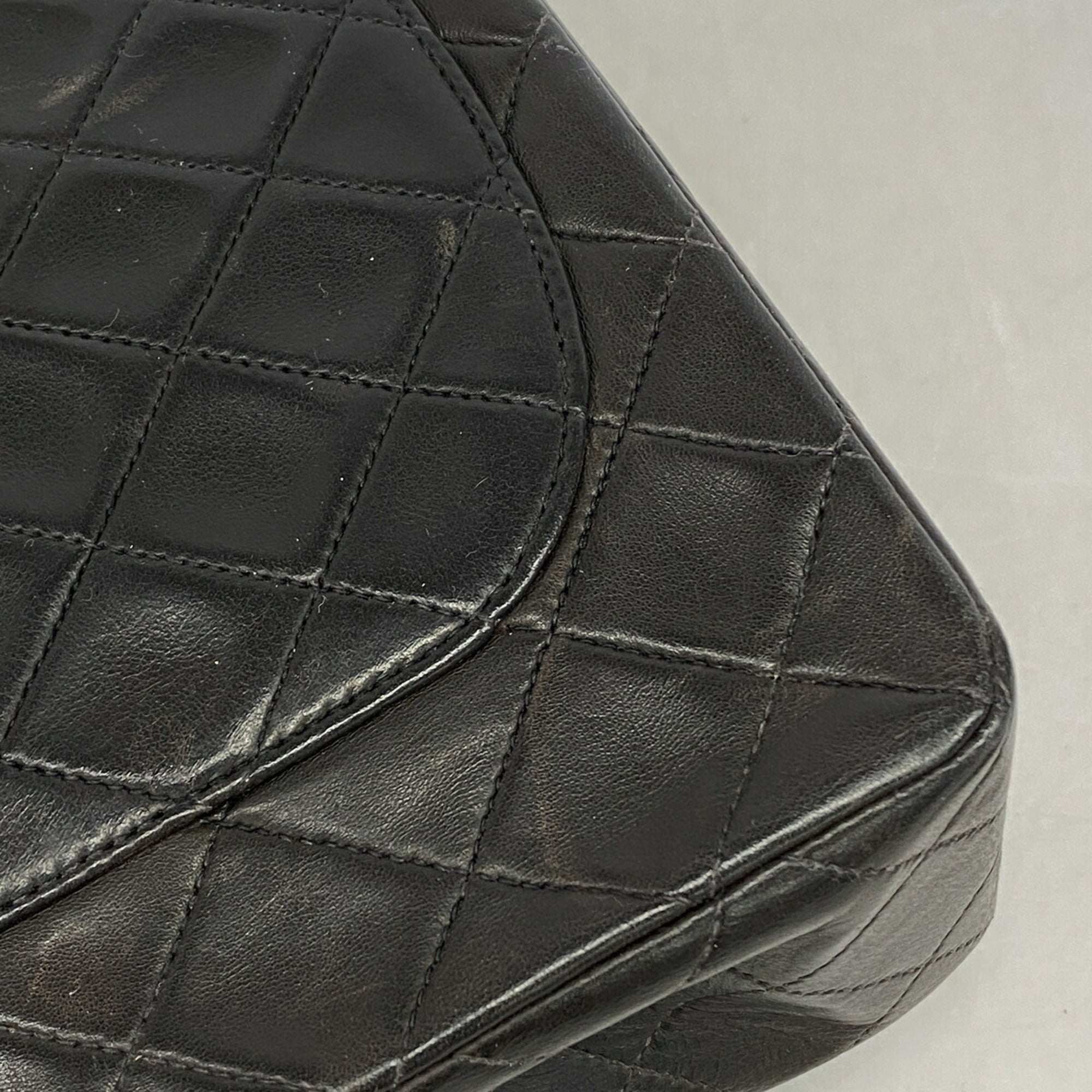 Chanel Black Leather Shoulder Bag (Pre-Owned)