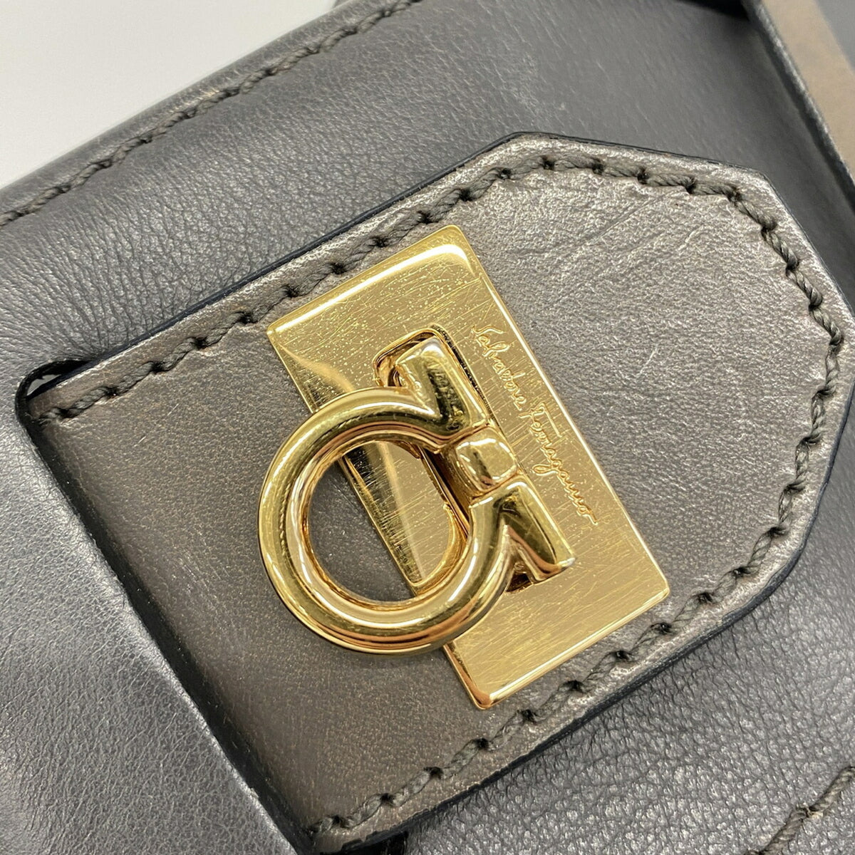 Salvatore Ferragamo Gray Leather Handbag (Pre-Owned)