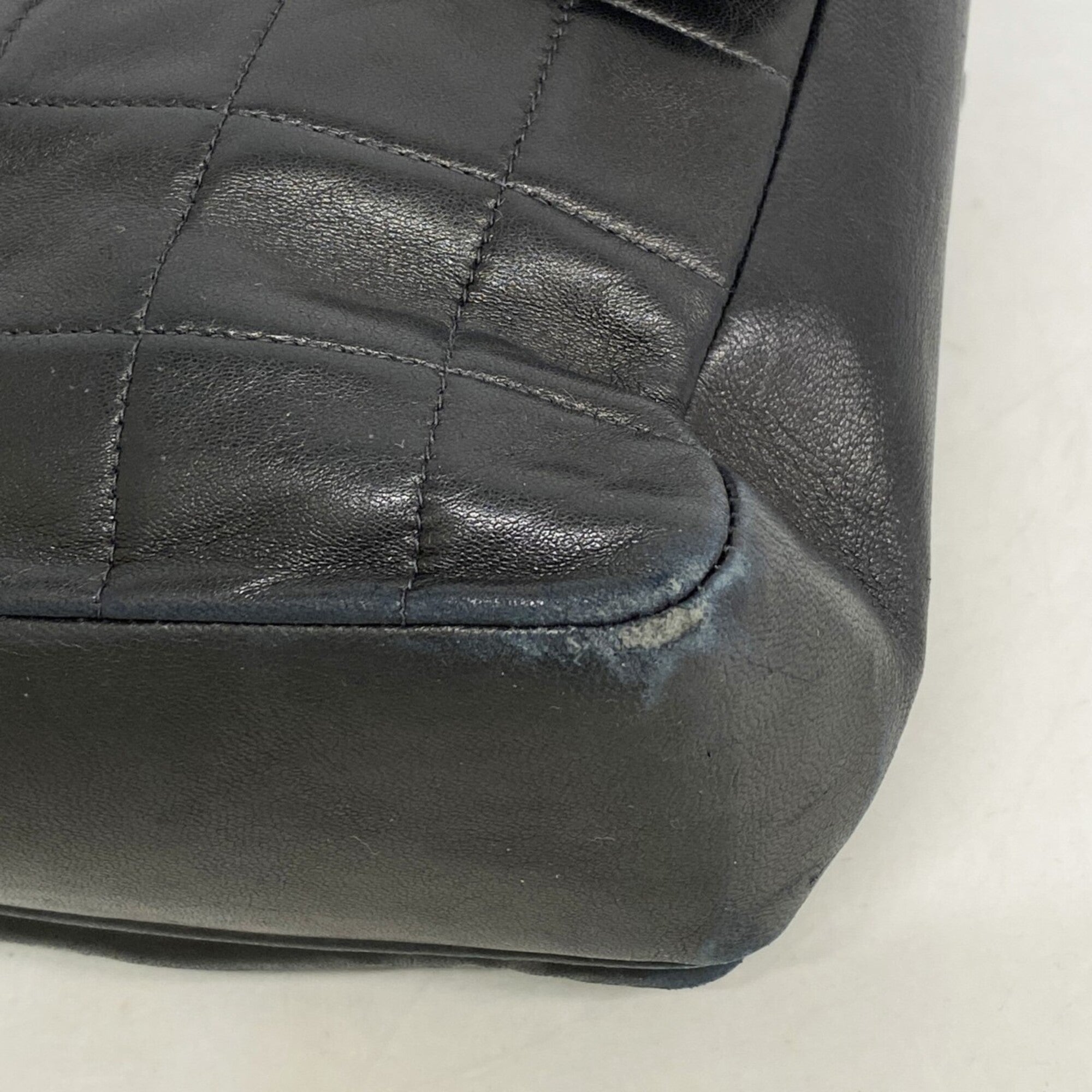 Chanel Black Leather Shoulder Bag (Pre-Owned)