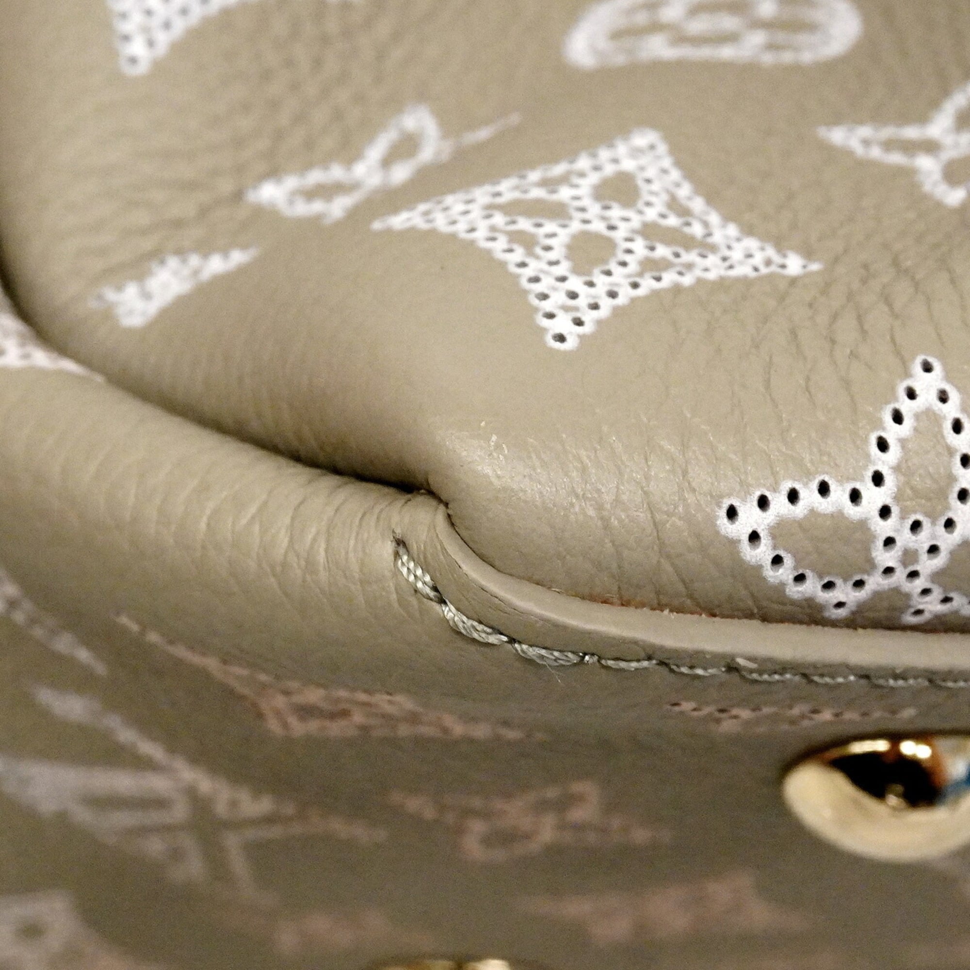 Louis Vuitton Gray Handbag (Pre-Owned)