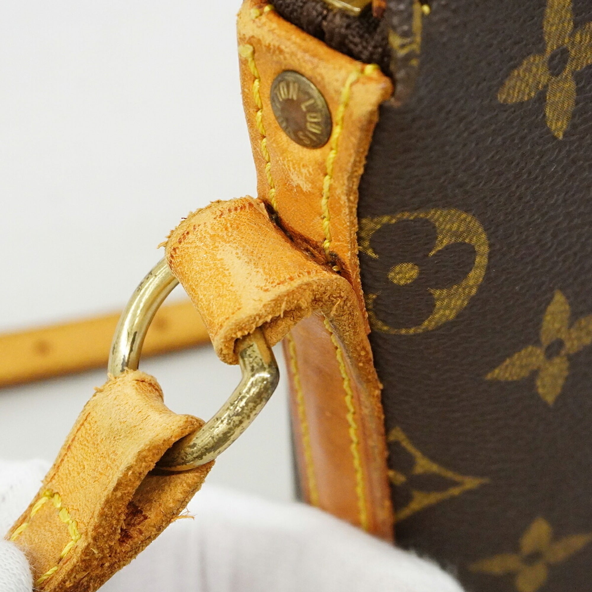 Louis Vuitton Brown Shoulder Bag (Pre-Owned)