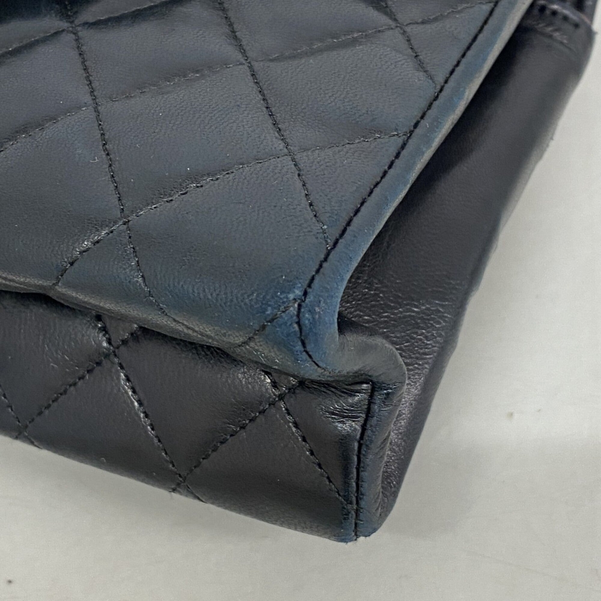 Chanel Black Leather Shoulder Bag (Pre-Owned)