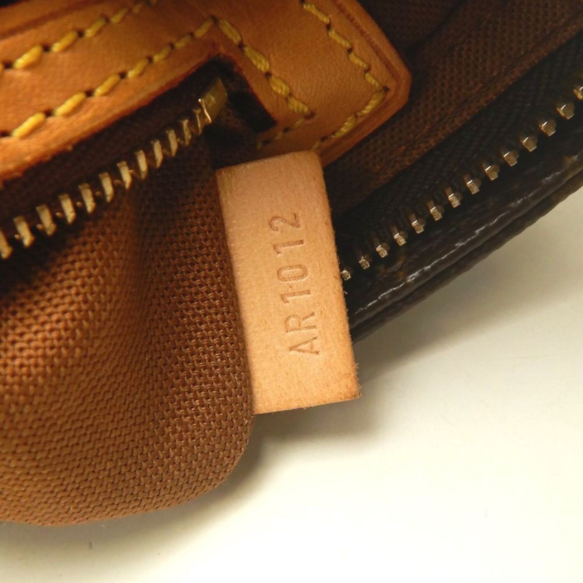 Louis Vuitton Brown Monogram Monogram Shoulder Bag (Pre-Owned)