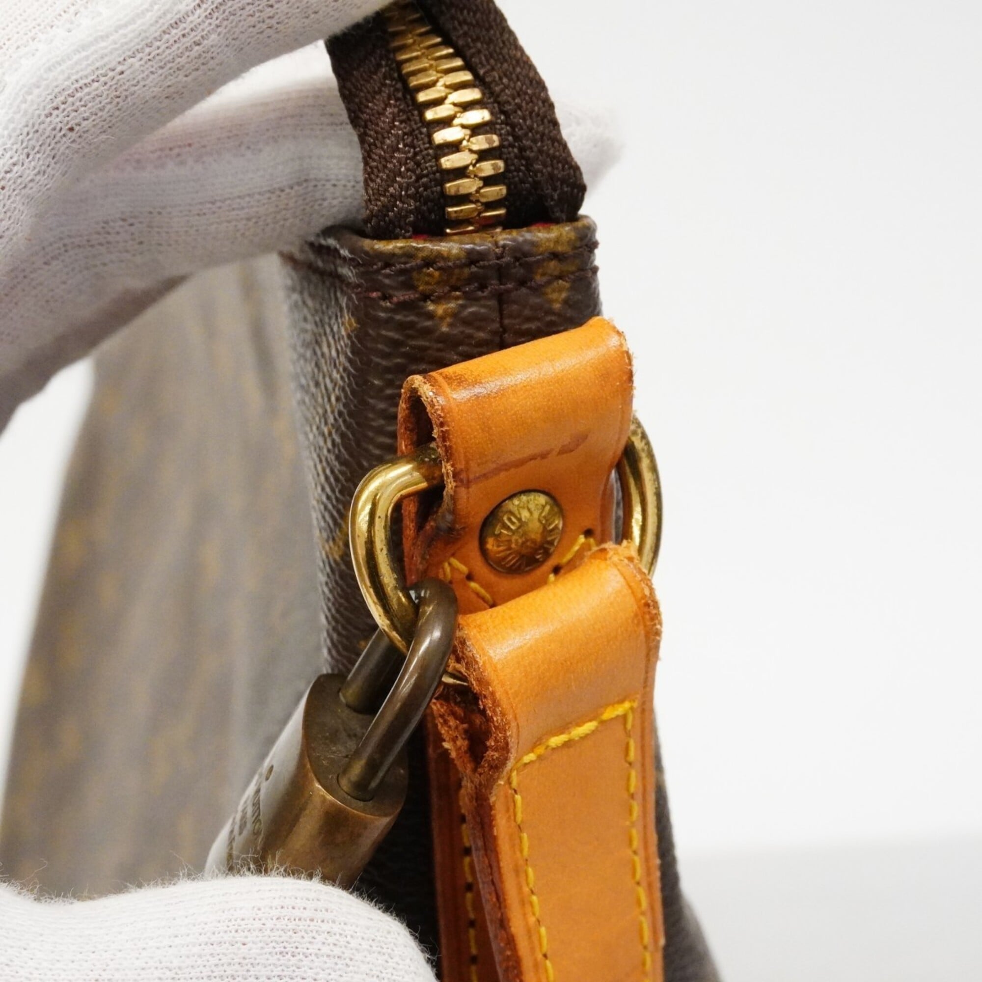 Louis Vuitton Brown Shoulder Bag (Pre-Owned)