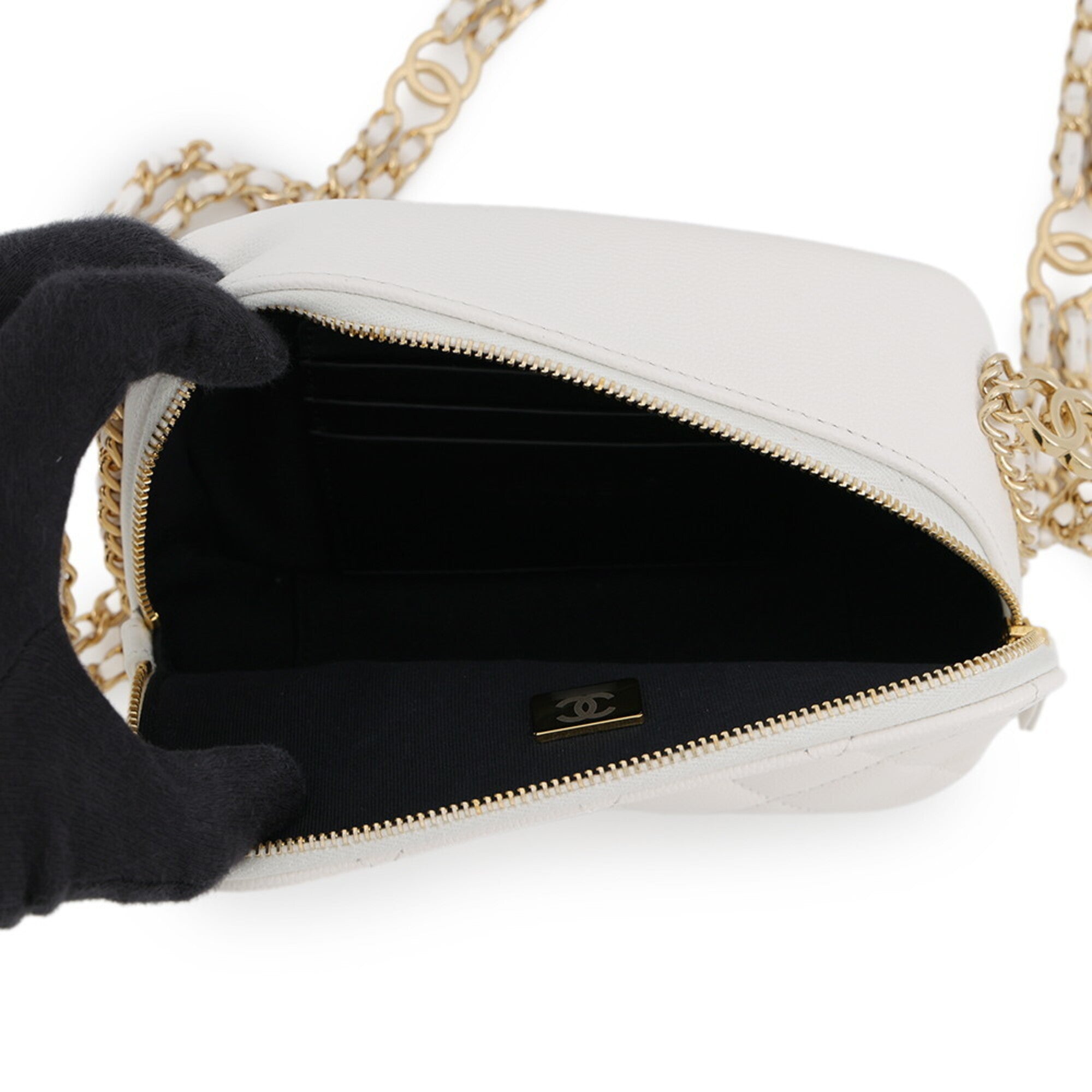 Chanel Matelasse White Grained Calfskin Shoulder Bag (Pre-Owned)