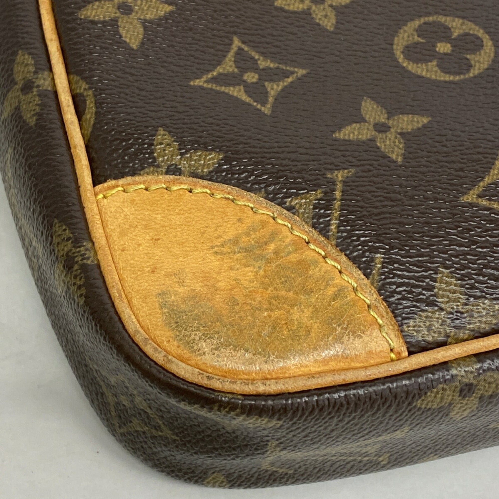Louis Vuitton Brown Shoulder Bag (Pre-Owned)