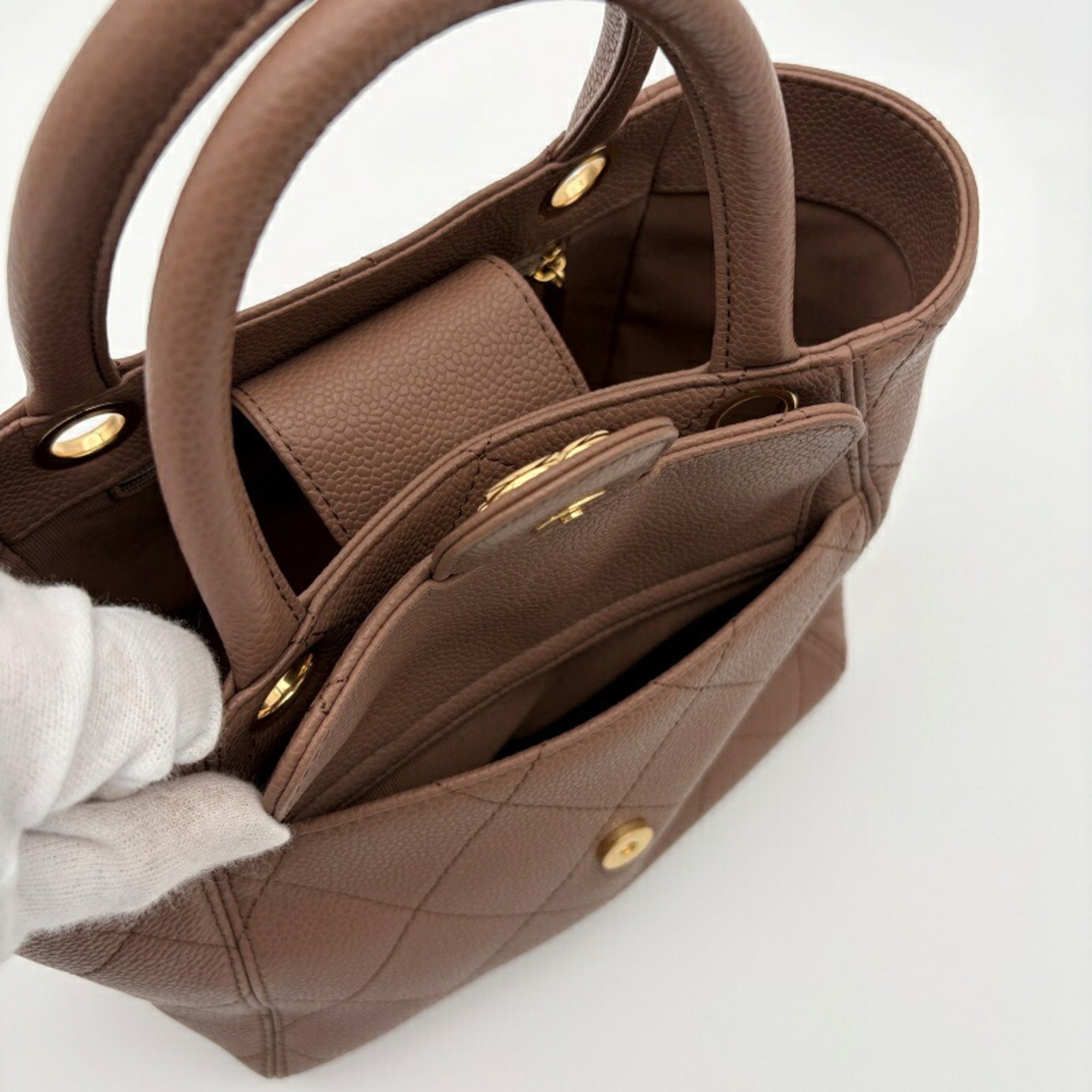 Chanel Brown Leather Shoulder Bag (Pre-Owned)