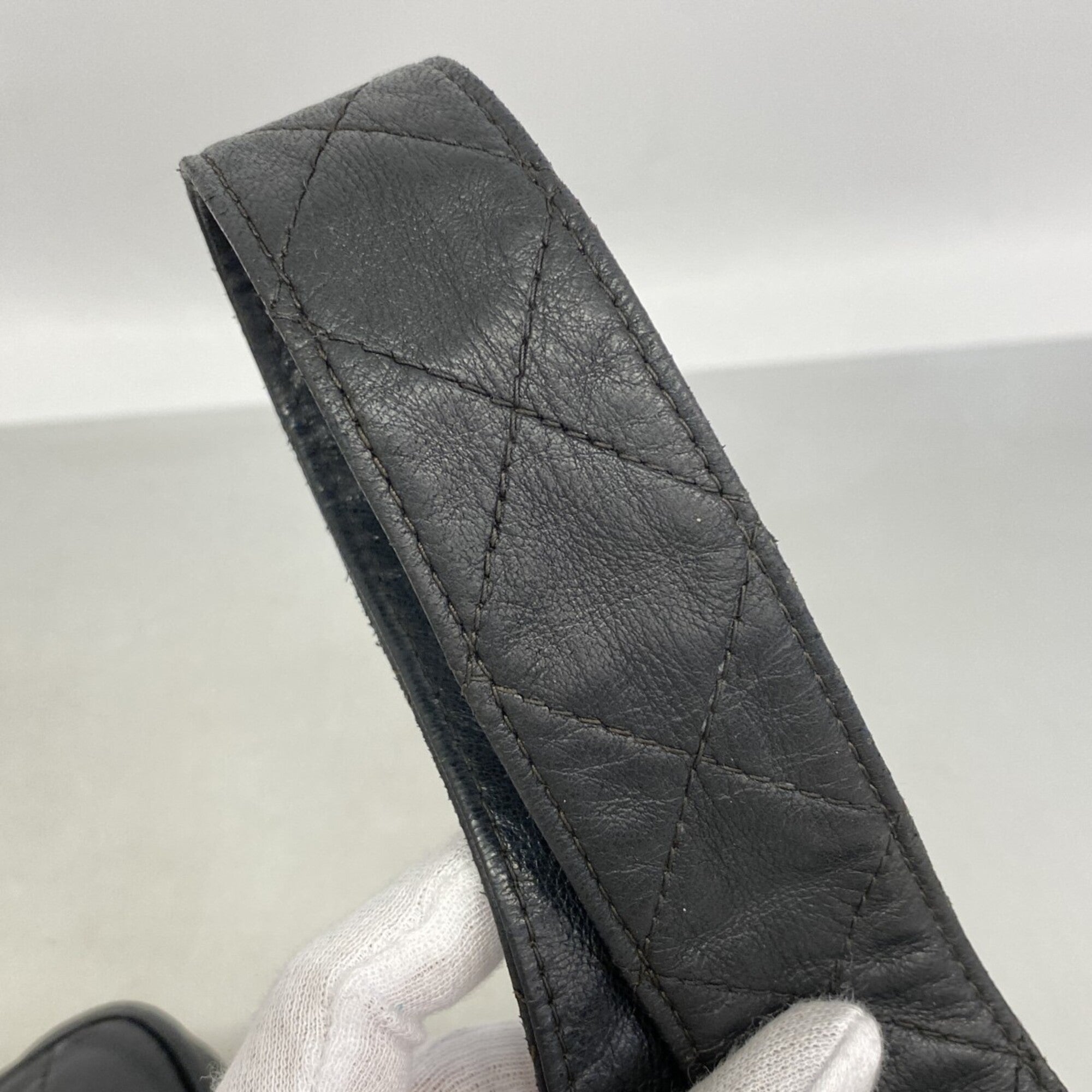 Chanel Black Leather Shoulder Bag (Pre-Owned)
