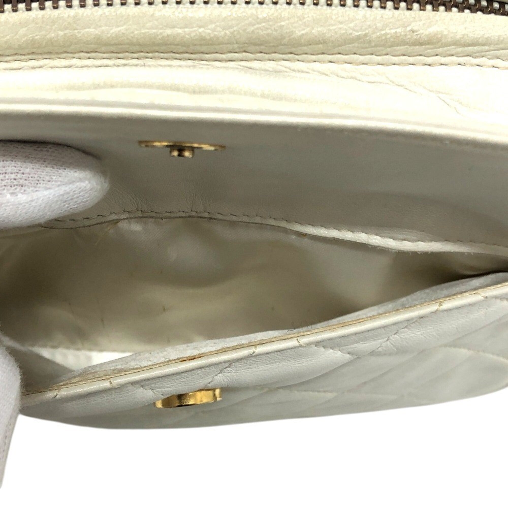 Chanel White Leather Pochette Shoulder Bag (Pre-Owned)