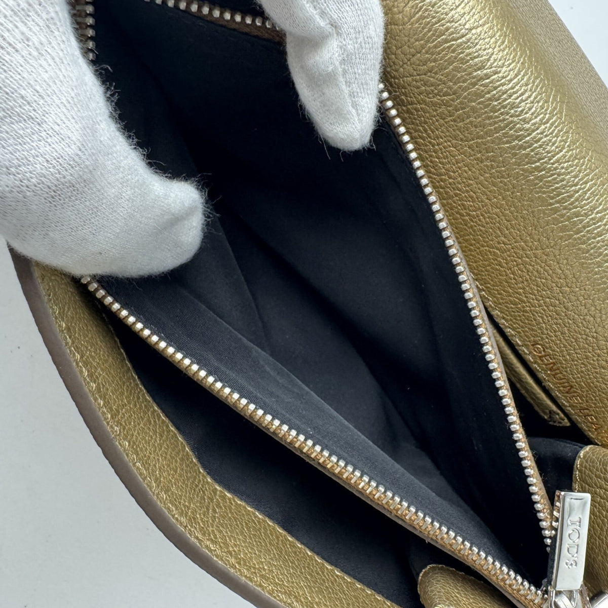 Tod's Gold Leather Shoulder Bag (Pre-Owned)