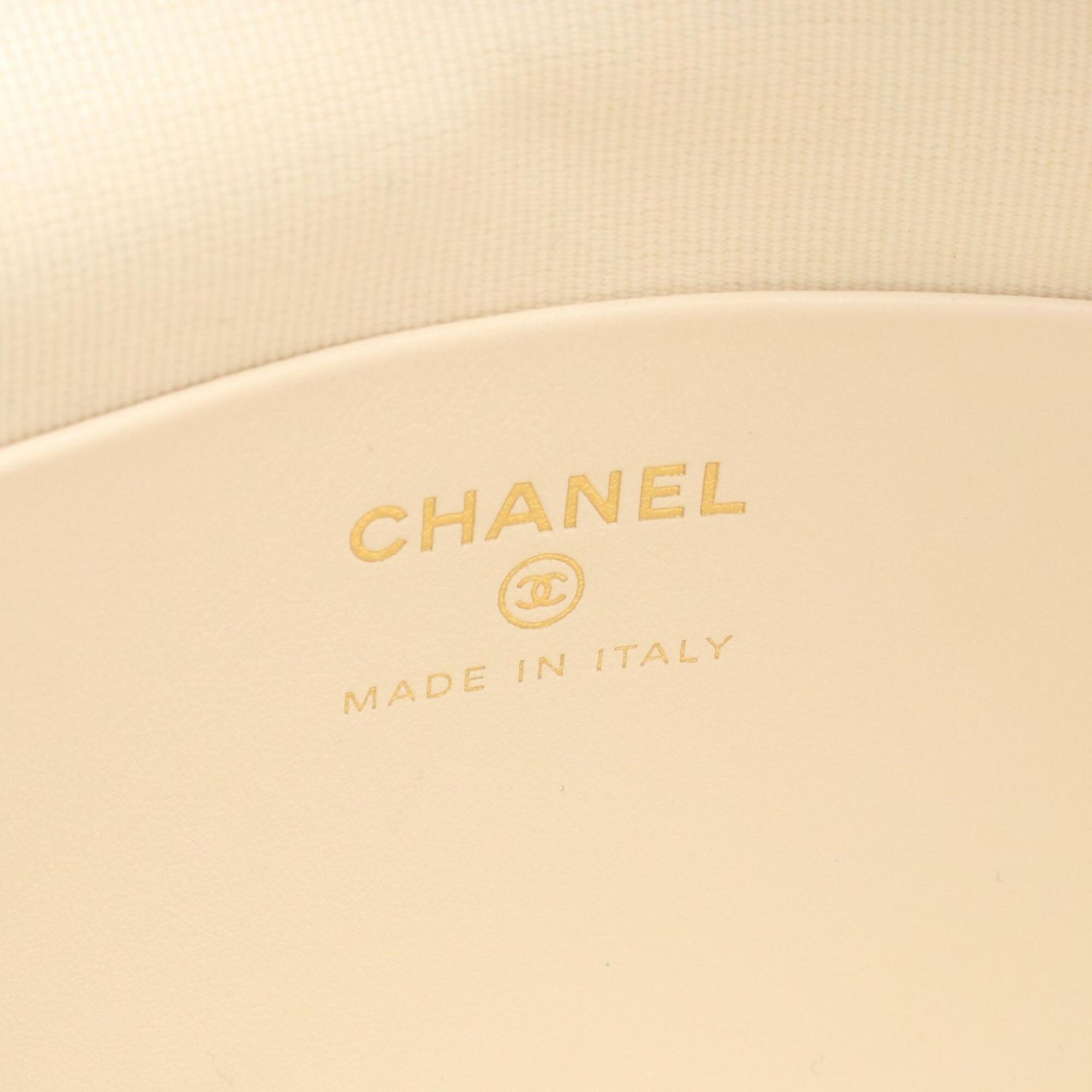 Chanel White Grained Calfskin Handbag (Pre-Owned)