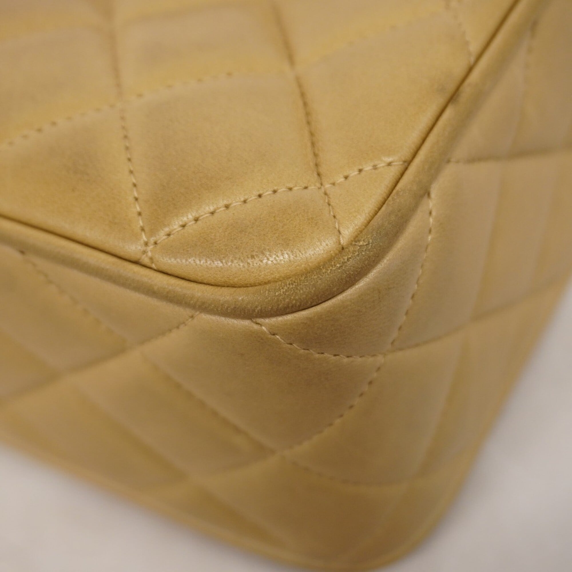 Chanel Beige Leather Shoulder Bag (Pre-Owned)