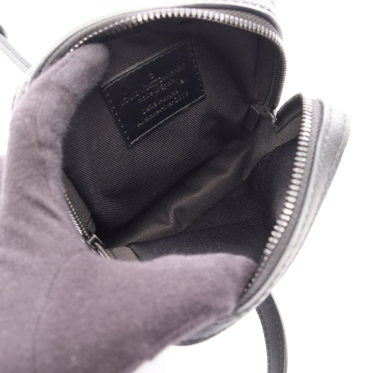 Louis Vuitton Black Noir Taiga Leather Leather Handbag Shoulder Bag (Pre-Owned)