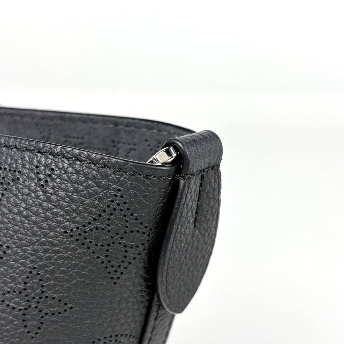 Louis Vuitton Mahina Black Noir Mahina Leather Handbag (Pre-Owned)