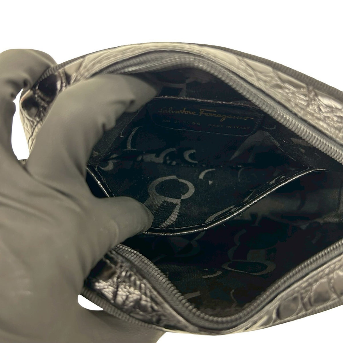 Salvatore Ferragamo Black Leather Pochette Shoulder Bag (Pre-Owned)